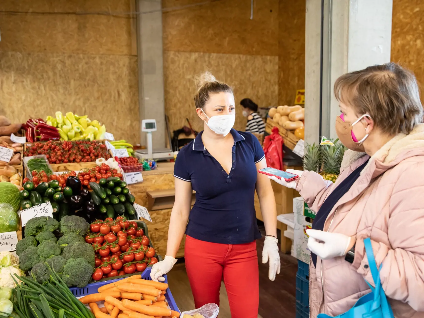 Covidové opatrenia vo Fresh Markete poslali trhovníkov od stola do malých obchodíkov. Sťažujú sa predávajúci aj kupujúci.