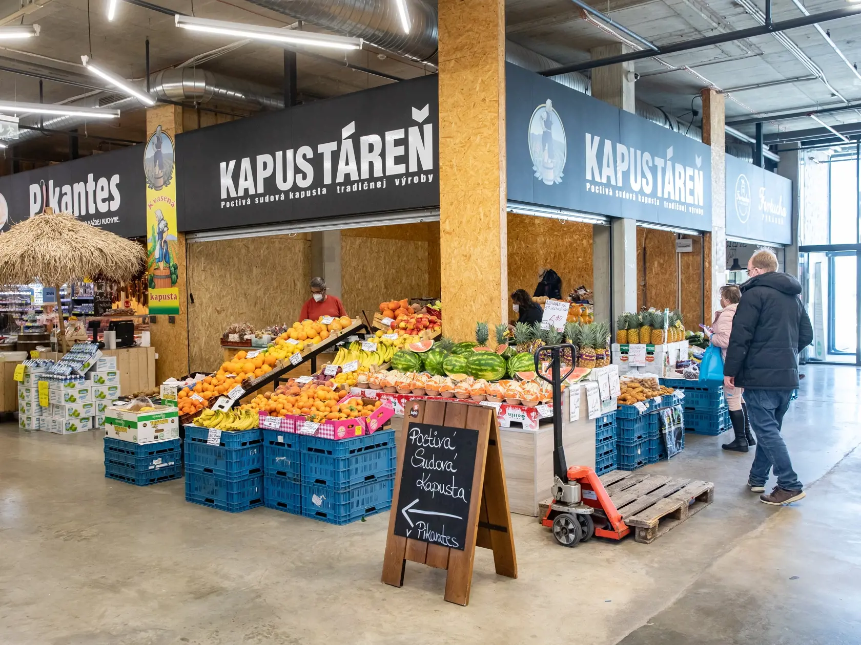 Covidové opatrenia vo Fresh Markete poslali trhovníkov od stola do malých obchodíkov.