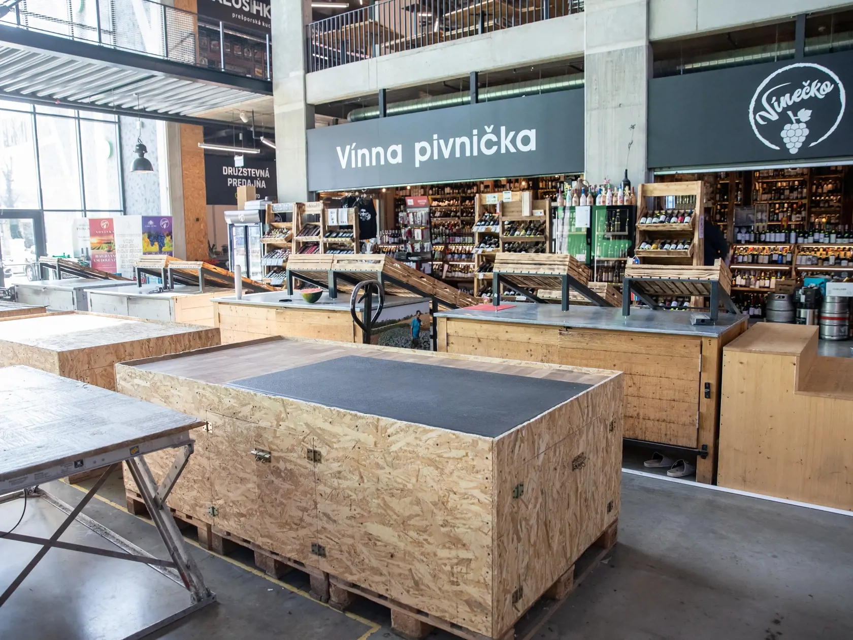 Covidové opatrenia vo Fresh Markete tarvorili predaj zo stola.