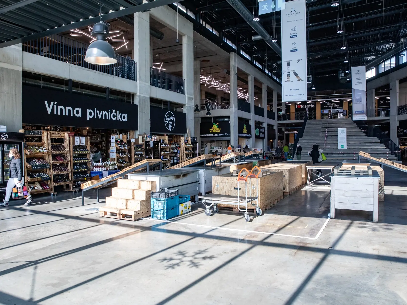 Covidové opatrenia vo Fresh Markete poslali trhovníkov od stola do malých obchodíkov.