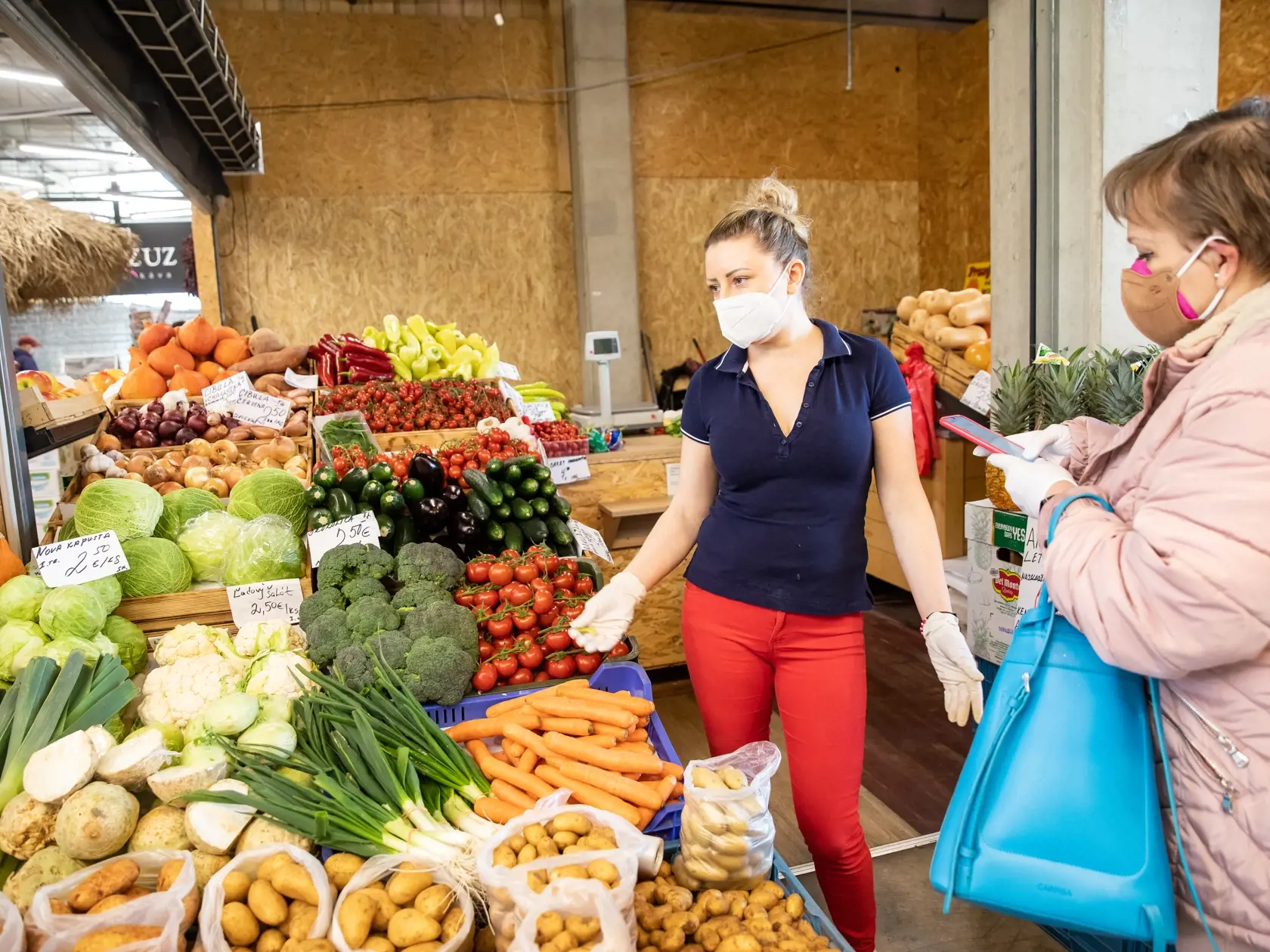 Covidové opatrenia vo Fresh Marketepresunuli obchodníkov od stola do obchodu.