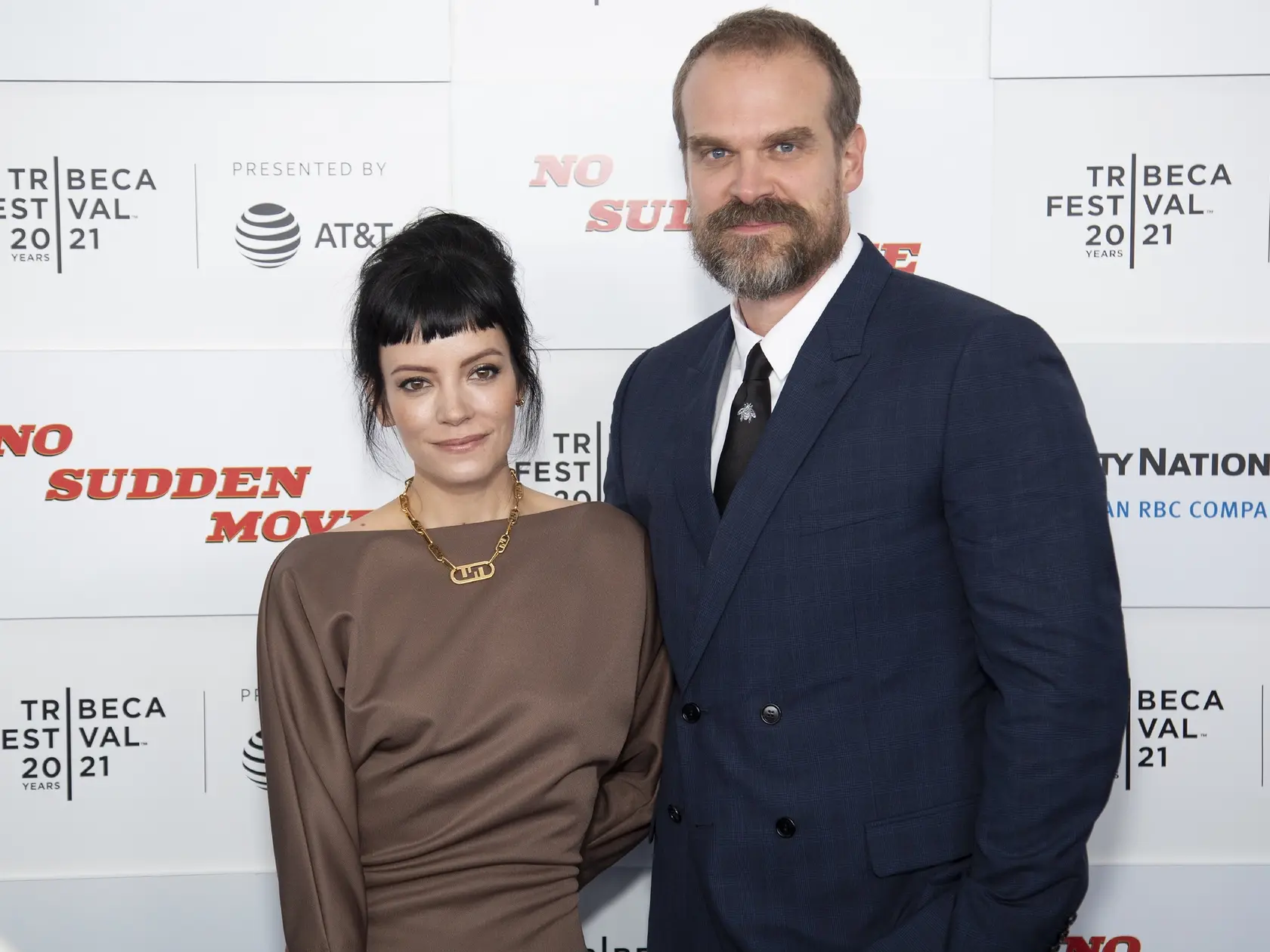 Speváčka Lily Allen a herec David Harbour sa rozvádzajú.