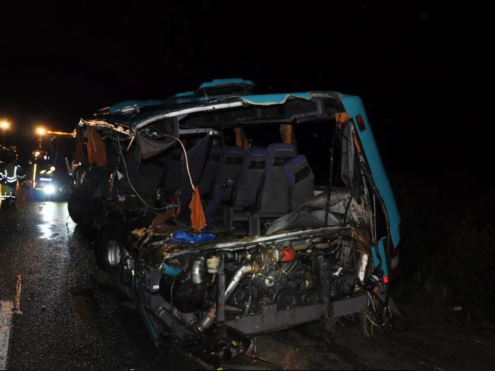 Policajné zábery z miesta nešťastia - autobus sa podarilo vytiahnuť z priekopy.