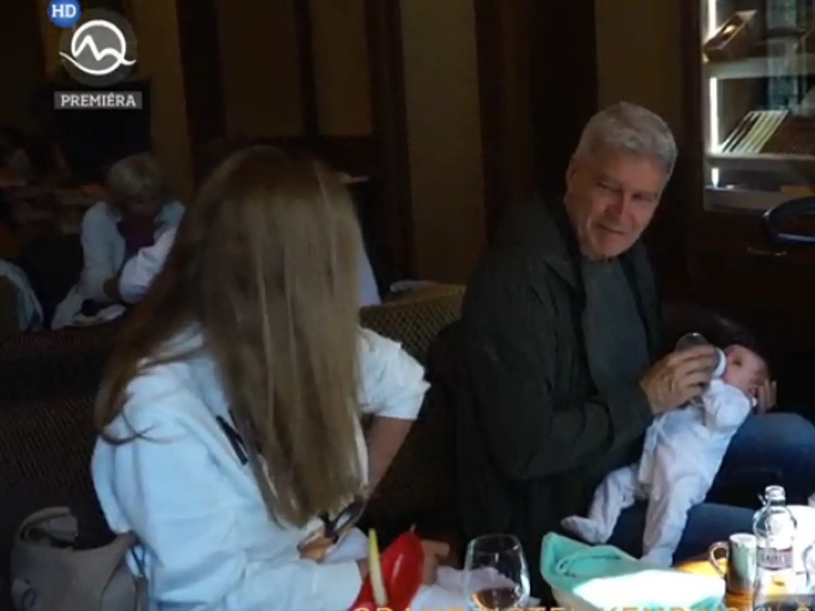 Štefan Skrúcaný a Erika Judínyová ukázali dcérku Ellu do tváričky.