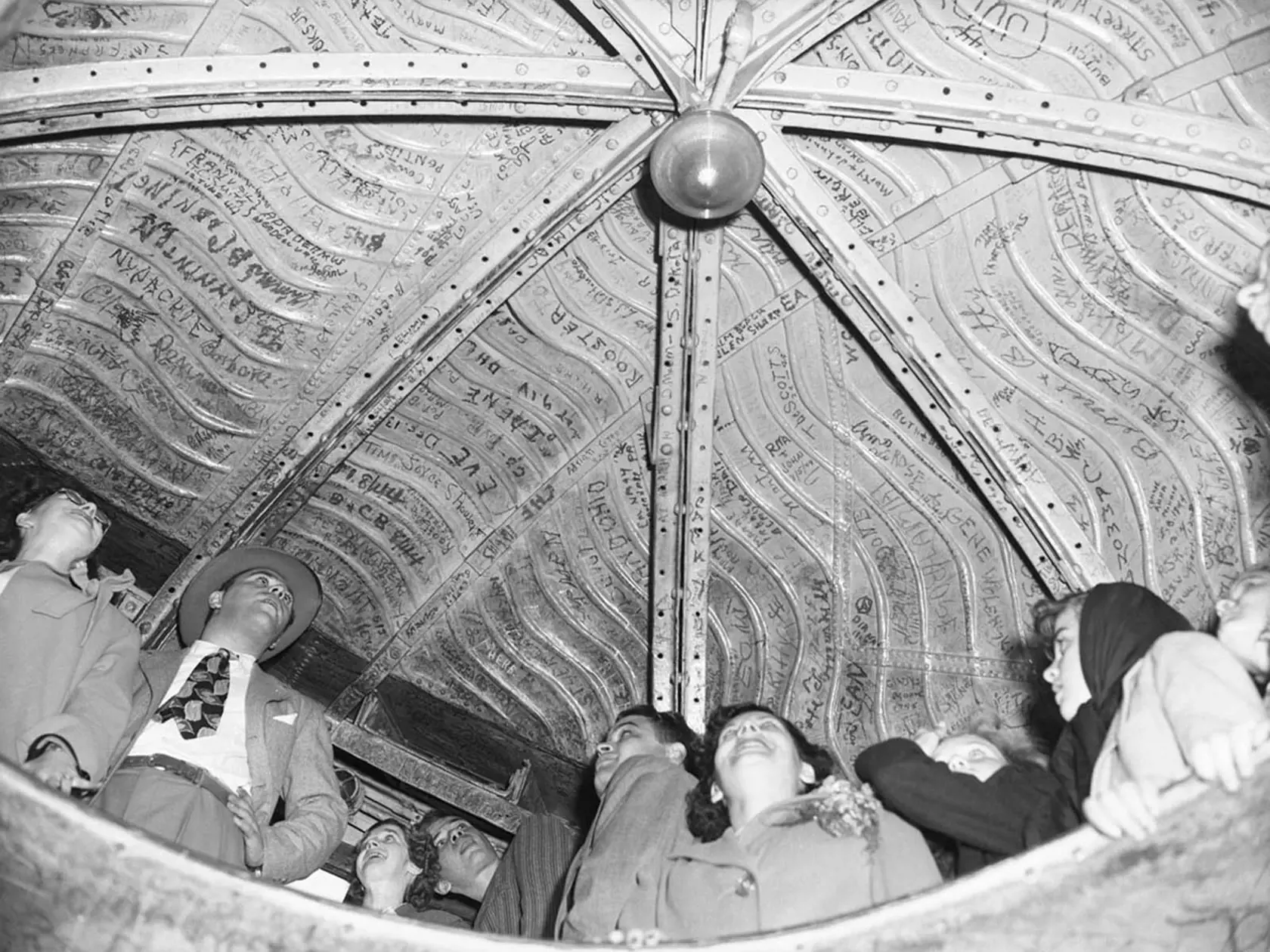 V roku 1946 sa ľudia vo veľkom podpisovali na hlavu sochy zvnútra. Zväčša rúžom.
