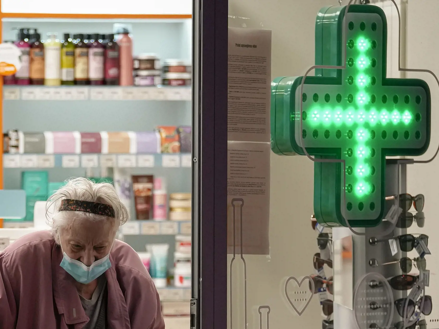 Staršia žena vychádza z lekárne 19. októbra 2021 v Bukurešti. 
An elderly lady exits a pharmacy in B