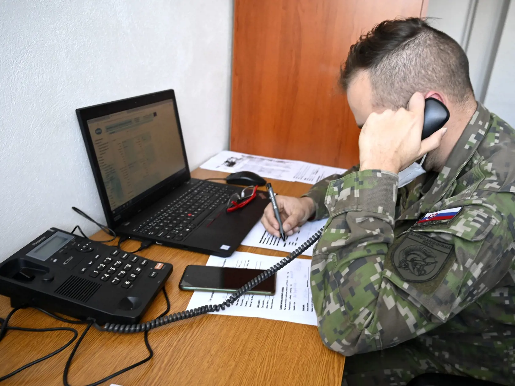 Na snímke príslušník Ozbrojených síl SR počas telefonického hovoru na RÚVZ v Michalovciach v pondelok 25. októbra 2021.