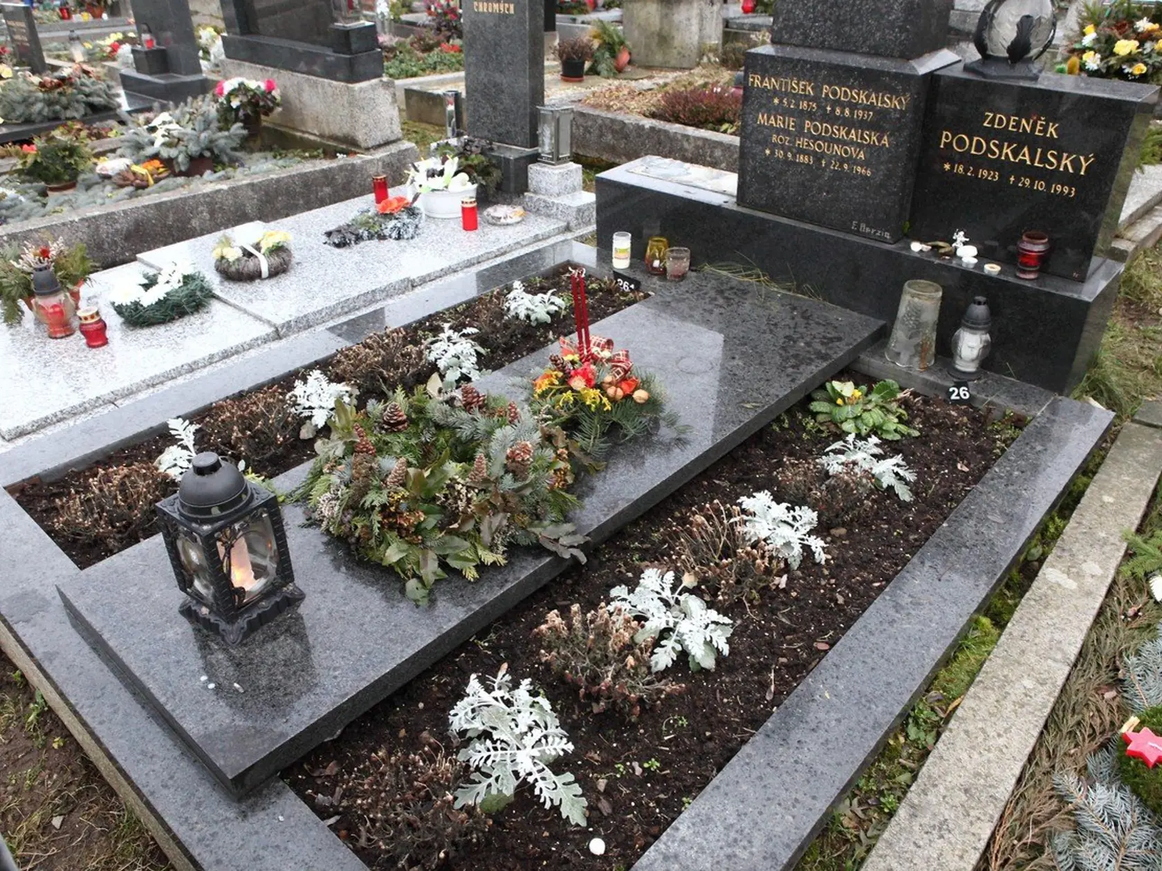 Telesné pozostatky Jiřiny Jiráskovej odpočívajú v hrobe jej životného partnera Zdeňka Podskalského v Maleniciach.
