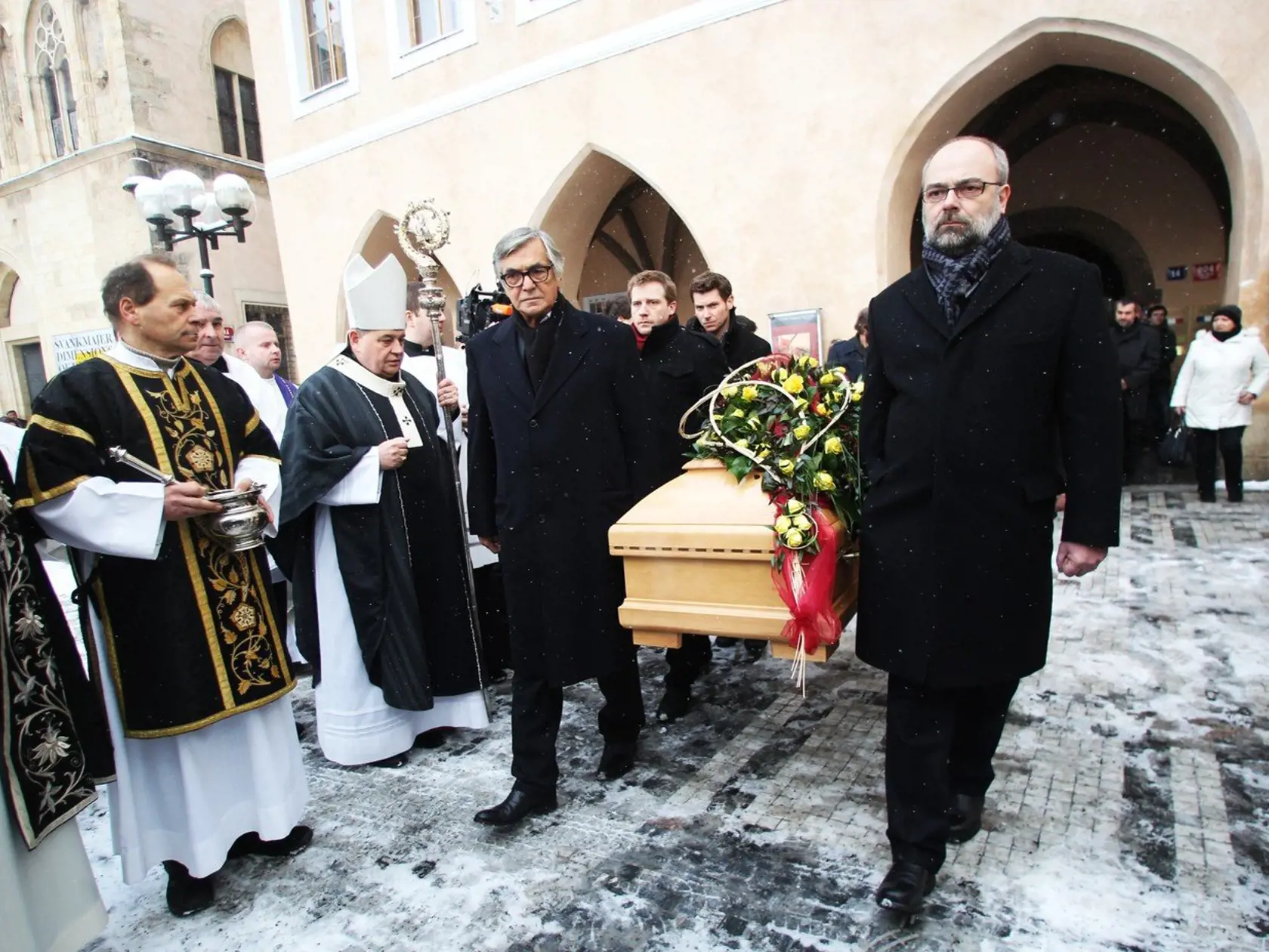 Slávnu herečku pochovával pražský arcibiskup, kardinál Dominik Duka.
