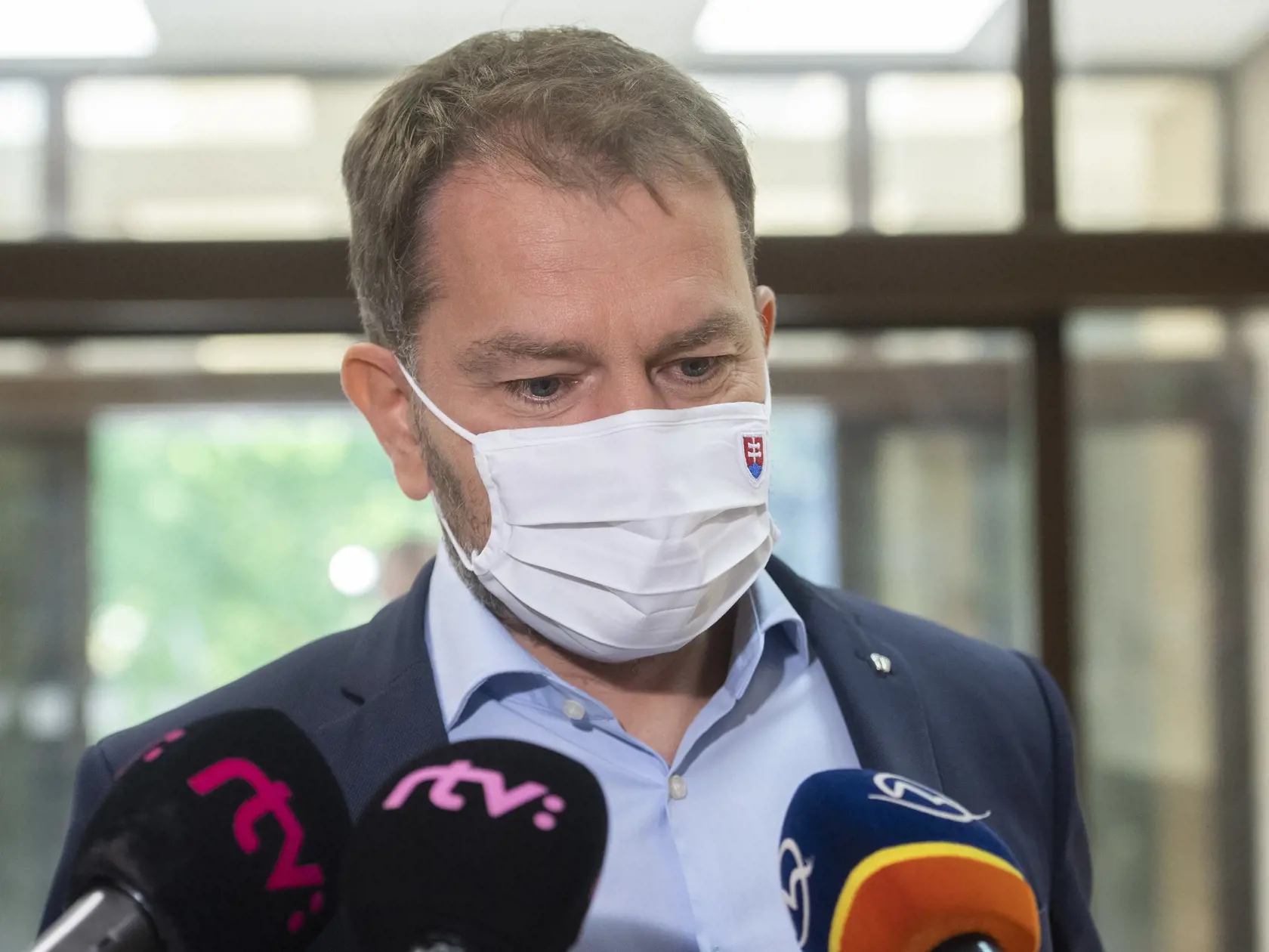 Hnutie OĽANO má zaplatiť pokutu 392 eur za to, že mu občianske združenie (OZ) Aktívna Dunajská Lužná poskytlo dve reklamné plochy a umiestnilo reklamu v Bratislave ešte vo februári 2020.