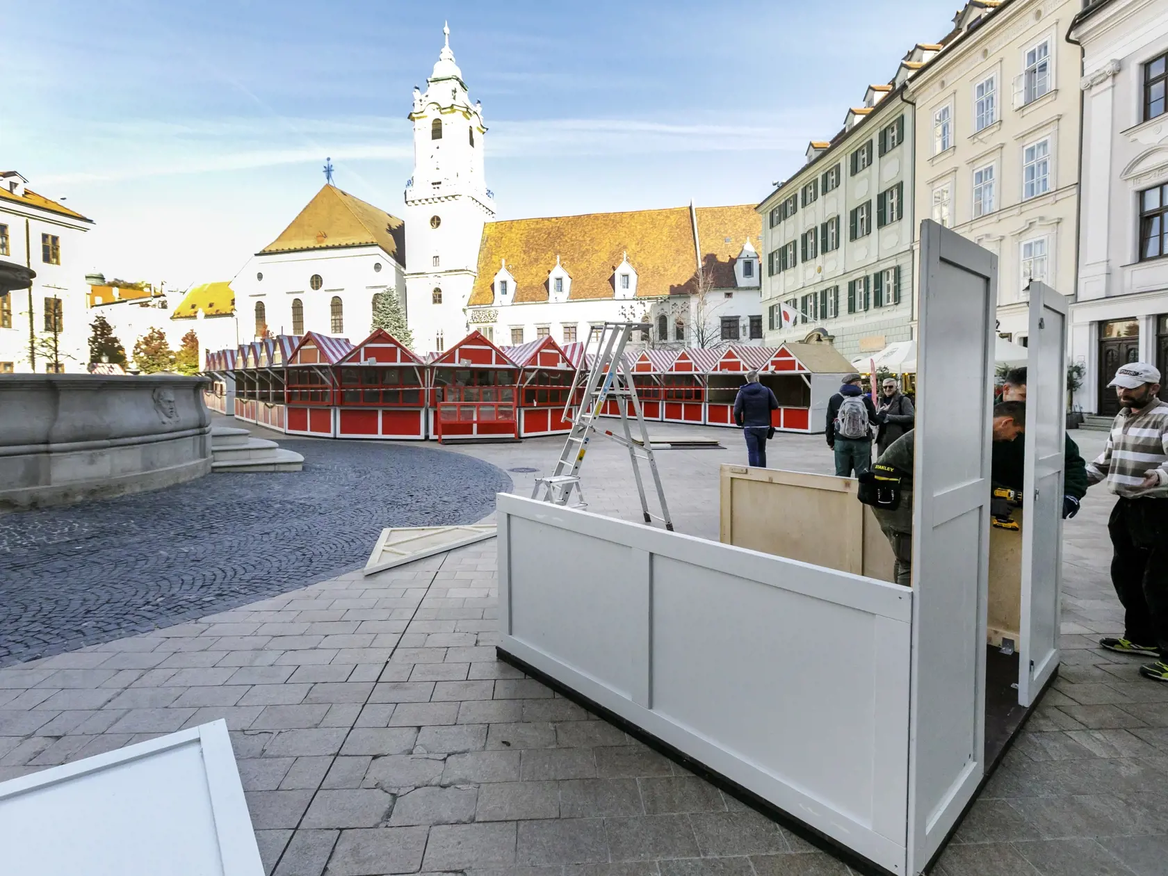 Na snímke príprava stánkov vianočných trhov na Hlavnom námestí v Bratislave 9. novembra 2021.
