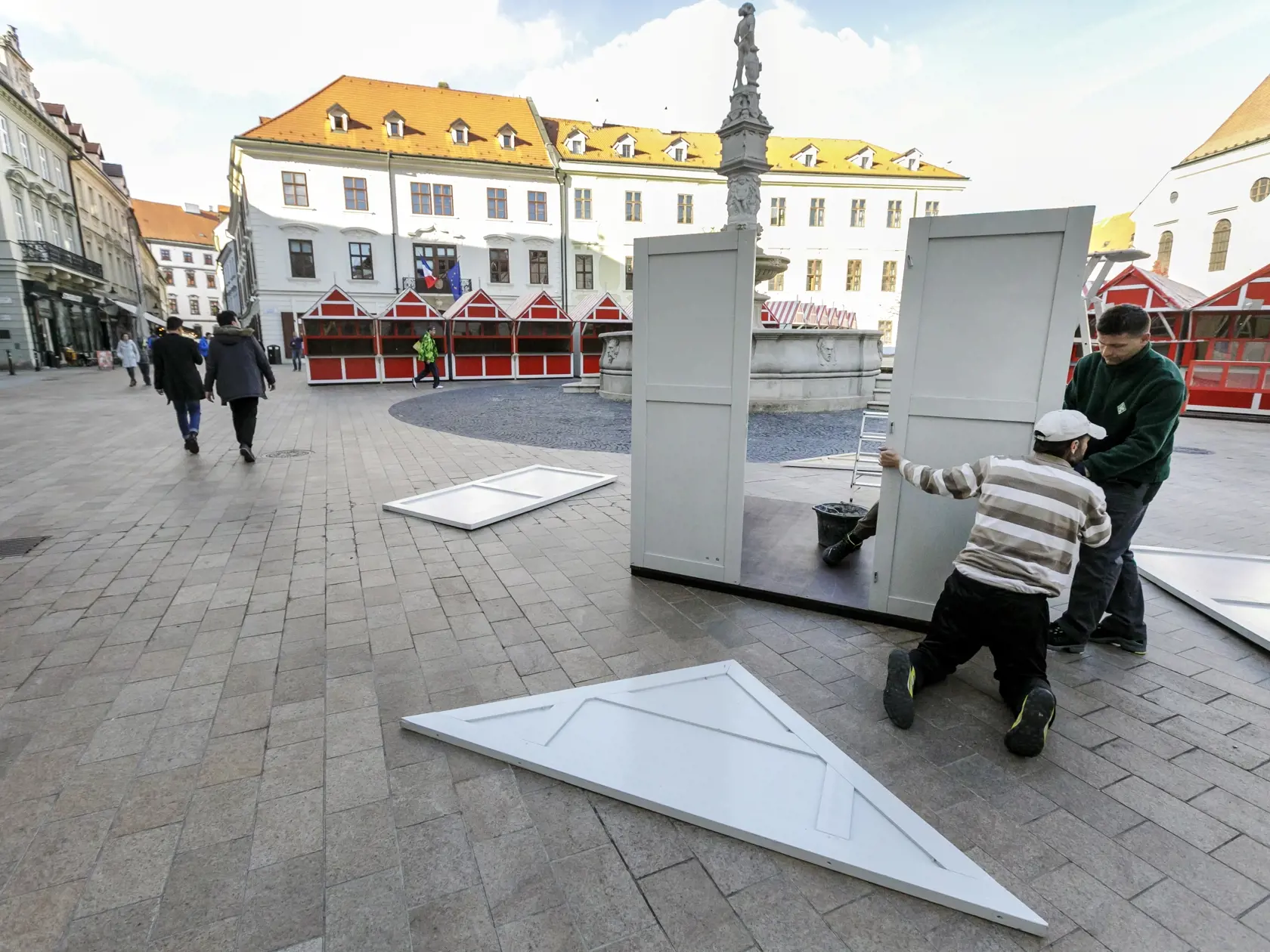 Na snímke príprava stánkov vianočných trhov na Hlavnom námestí v Bratislave 9. novembra 2021.