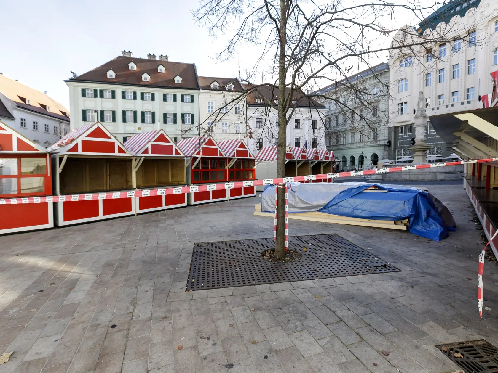 Na snímke príprava stánkov vianočných trhov na Hlavnom námestí v Bratislave 9. novembra 2021.