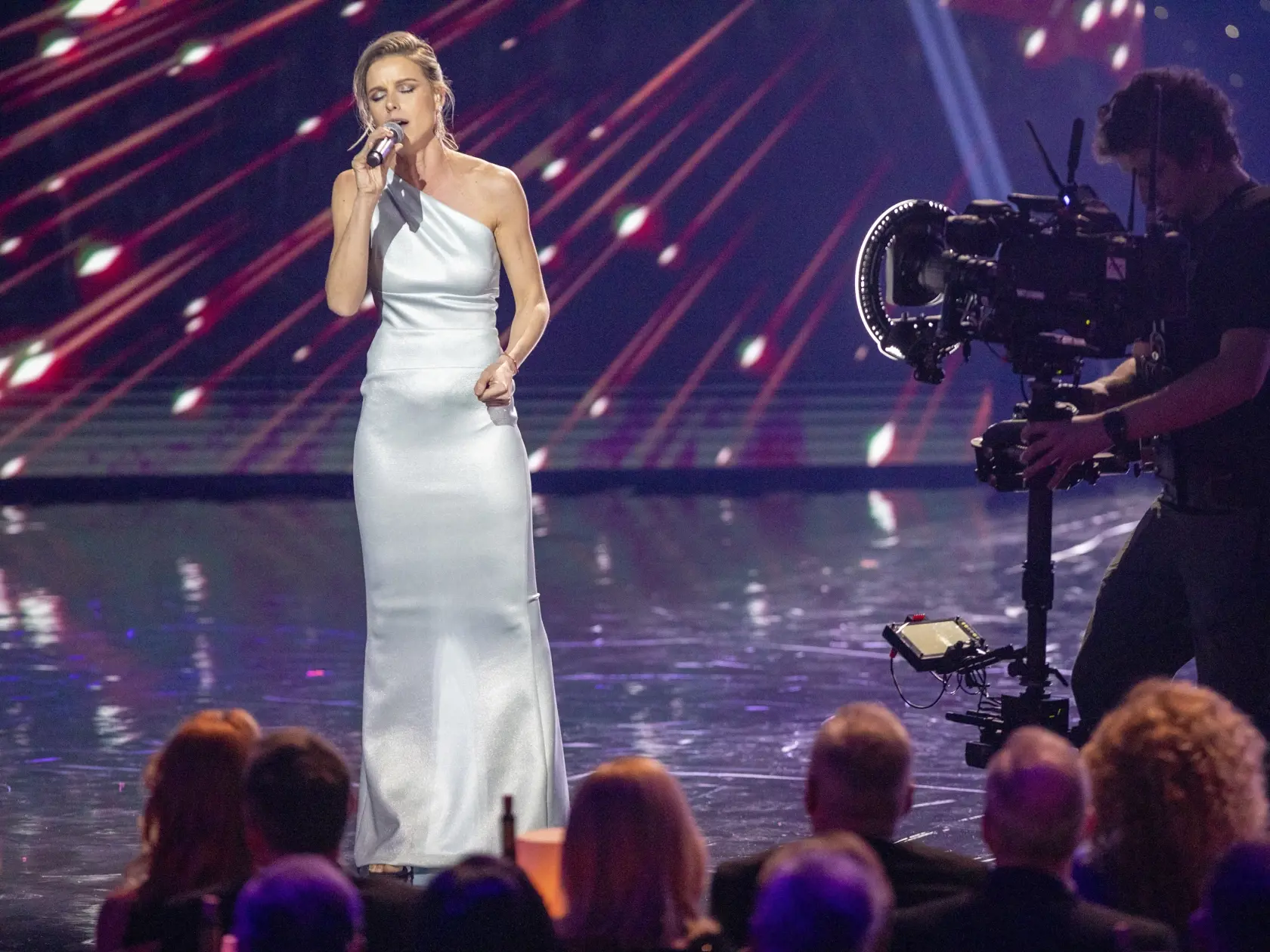 Na snímke je televízny prenos 26.ročníka Krištáľového krídla 2023 z novej budovy SND.
Speváčka Nela Pocisková