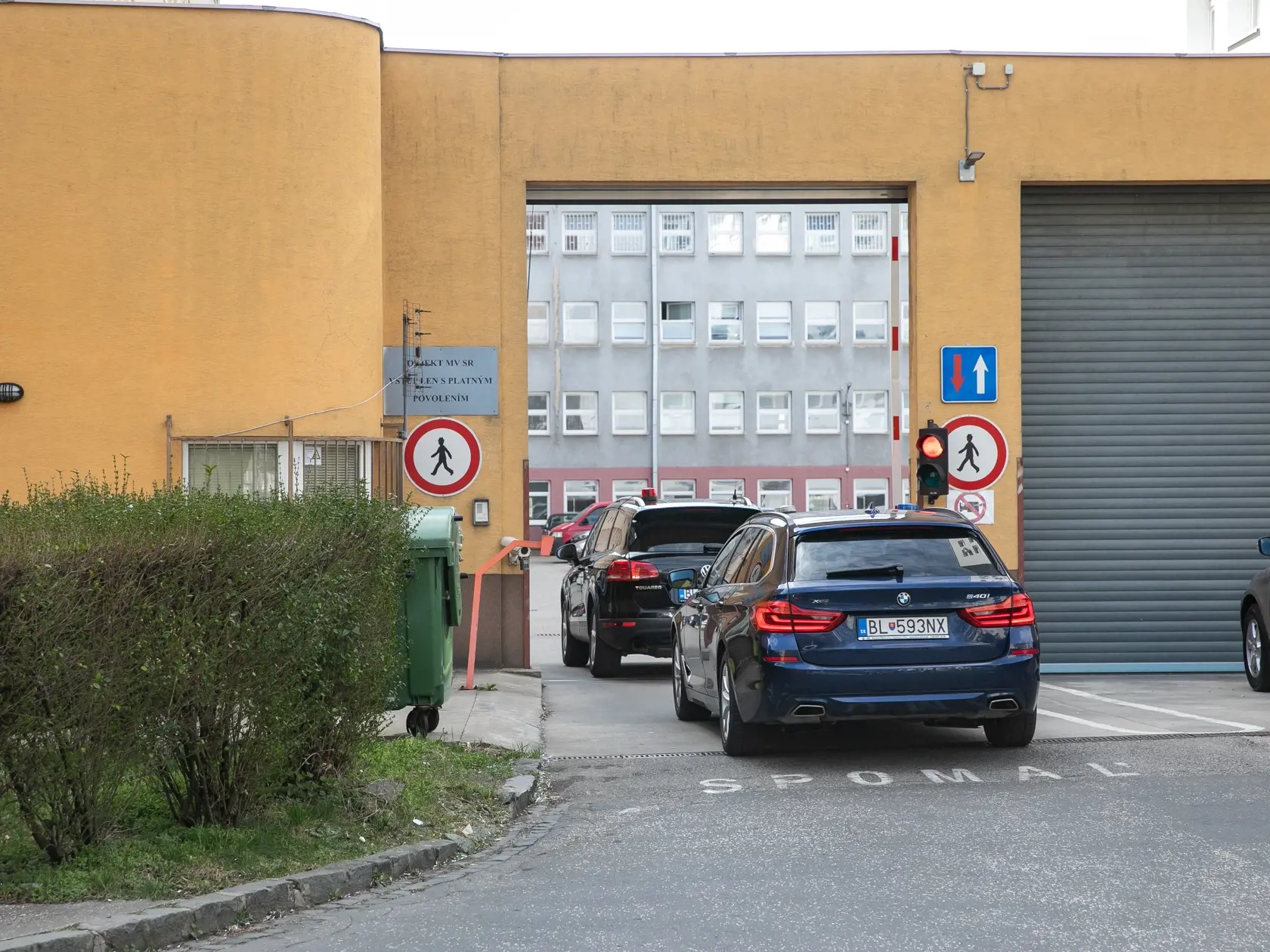 V prípade vraždy Daniela Tupého zadržala najskôr Národná kriminálna agentúra 8 osôb. Na snímke je prevoz zadržaných do Prezídia Policajného zboru.