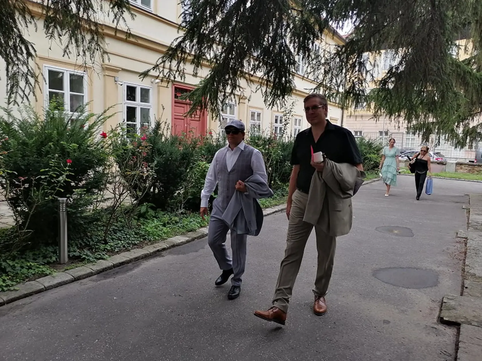Svadba Juraja Drobu a Miroslavy Valovičovej. Medzi pozvanými nechýbajú známe osobnosti z biznisu, politiky a kultúry.