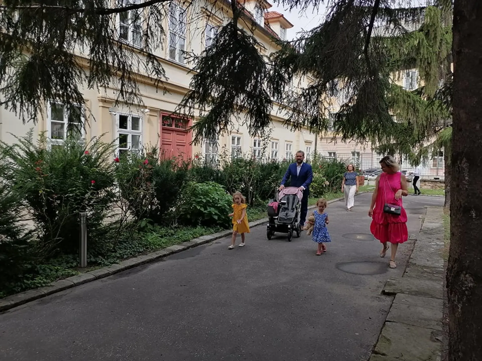 Svadba Juraja Drobu a Miroslavy Valovičovej. Medzi pozvanými nechýbajú známe osobnosti z biznisu, politiky a kultúry.
