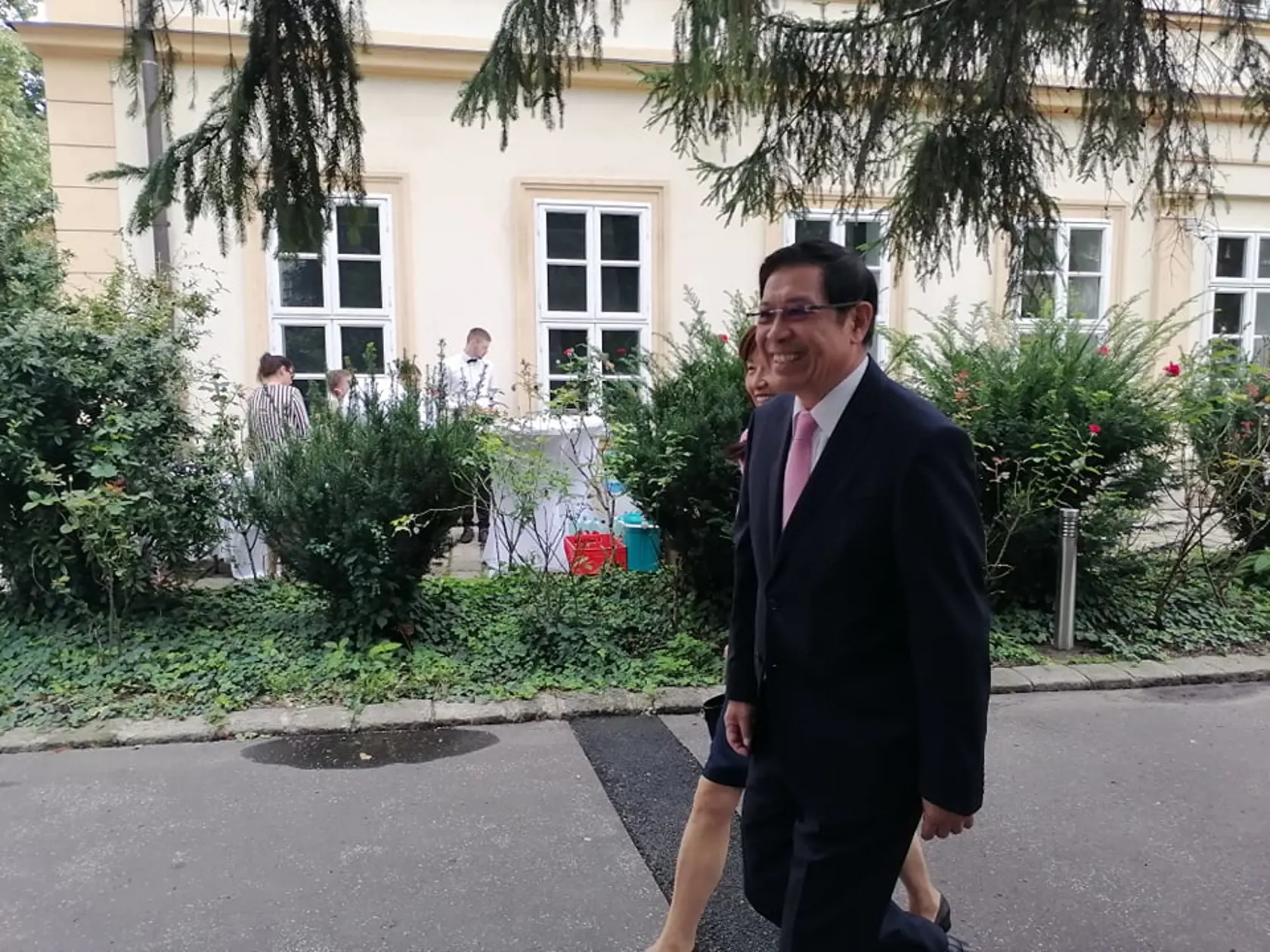 Svadba Juraja Drobu a Miroslavy Valovičovej. Medzi pozvanými nechýbajú známe osobnosti z biznisu, politiky a kultúry.