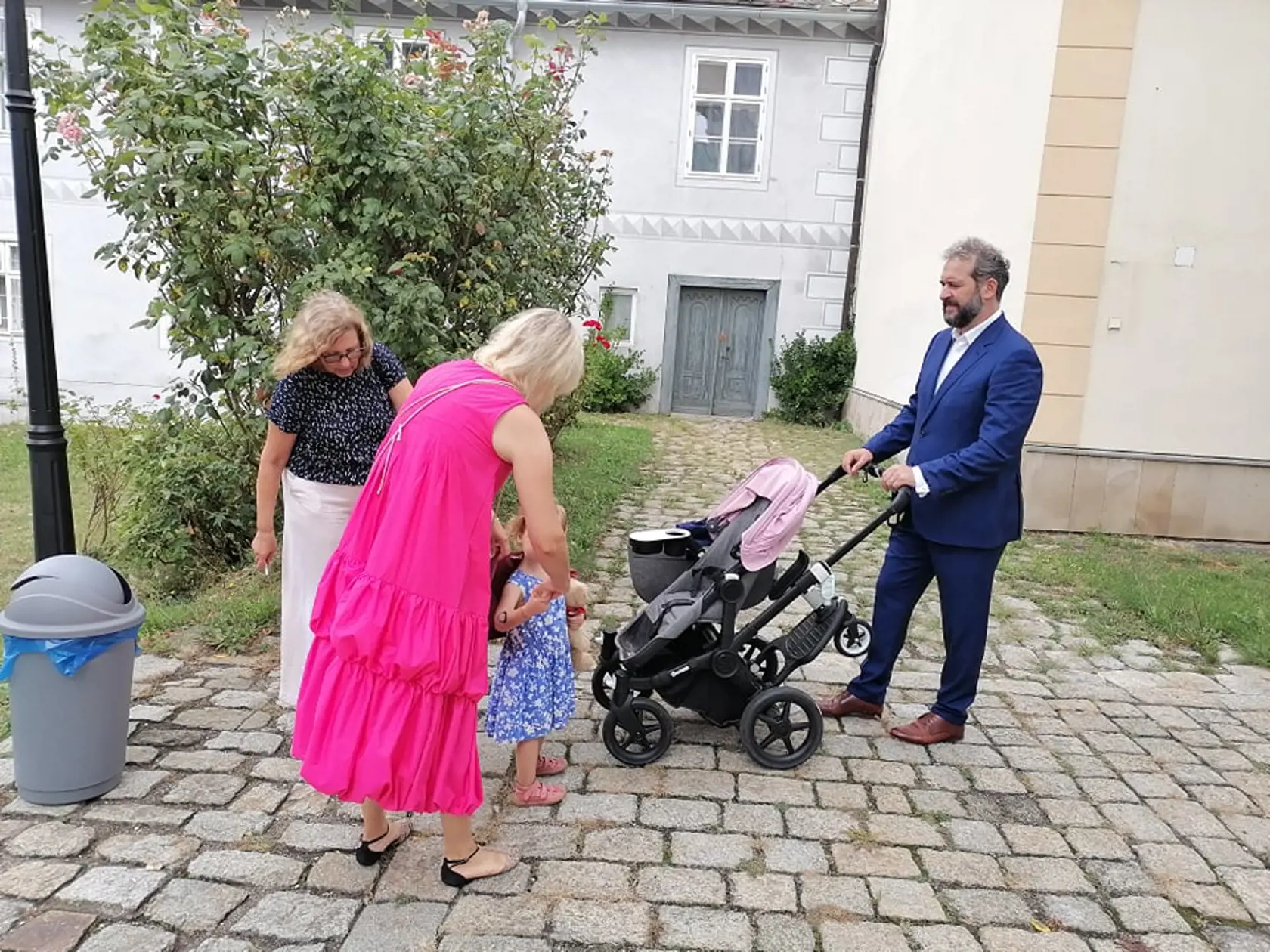 Svadba Juraja Drobu a Miroslavy Valovičovej. Medzi pozvanými nechýbajú známe osobnosti z biznisu, politiky a kultúry.