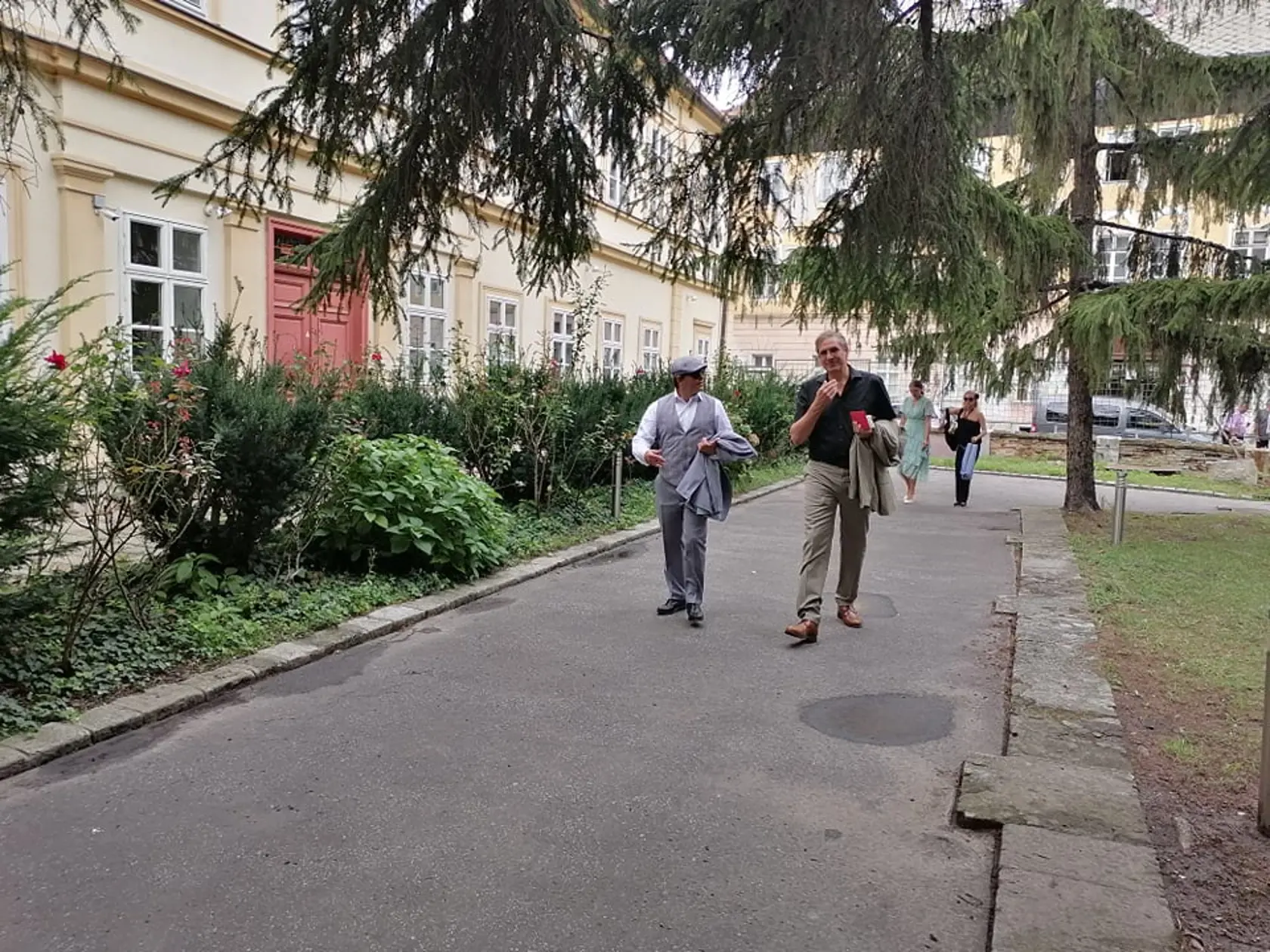 Svadba Juraja Drobu a Miroslavy Valovičovej. Medzi pozvanými nechýbajú známe osobnosti z biznisu, politiky a kultúry.