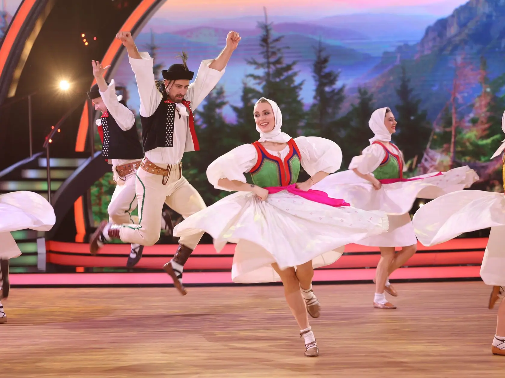 8. kolo Let's Dance. Na snímke Peter Sagan a Eliška Lenčešová.