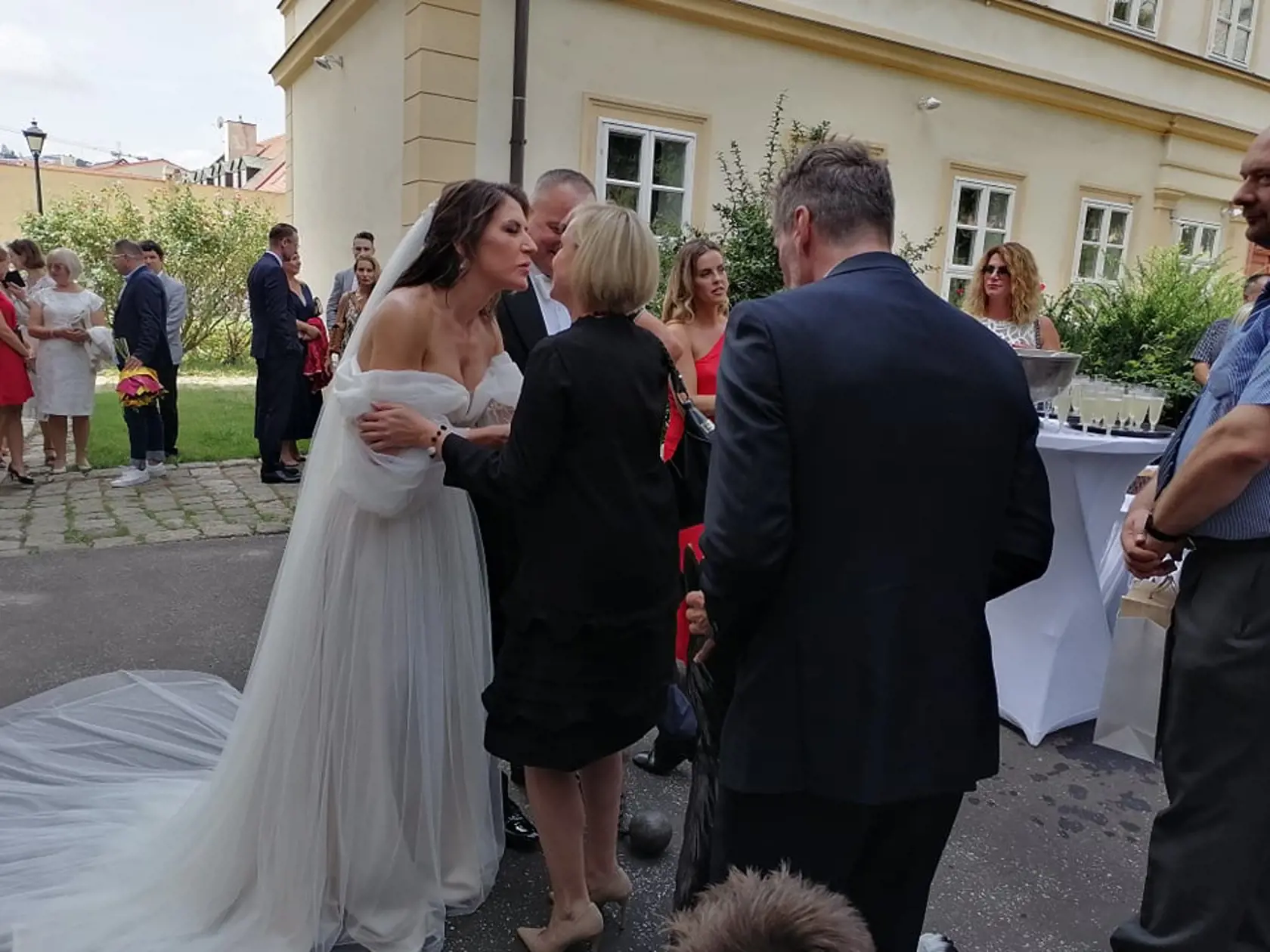 Nevesta Miroslava ohúrila krásnymi šatami.
