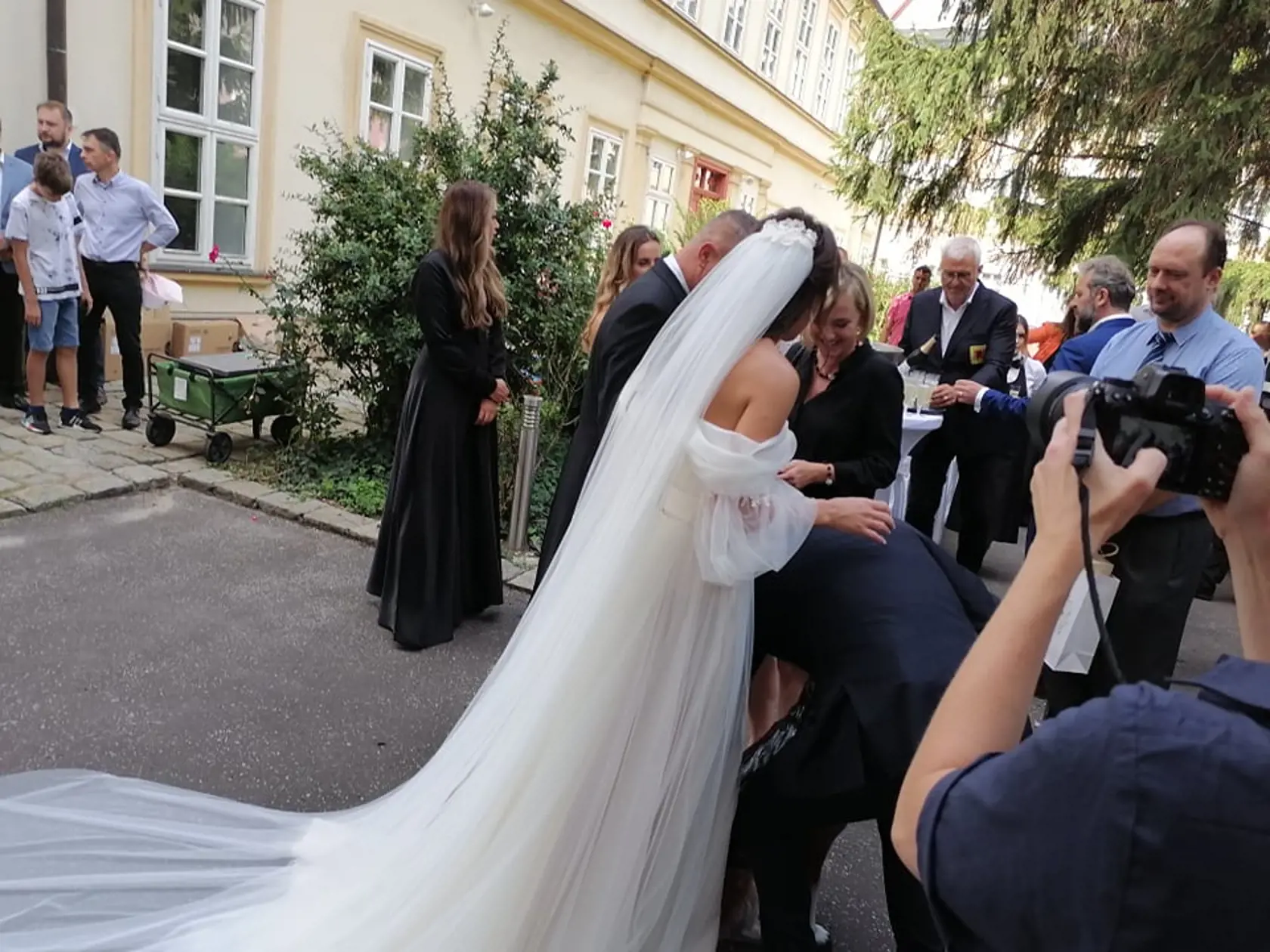 Nevesta Miroslava ohúrila krásnymi šatami.