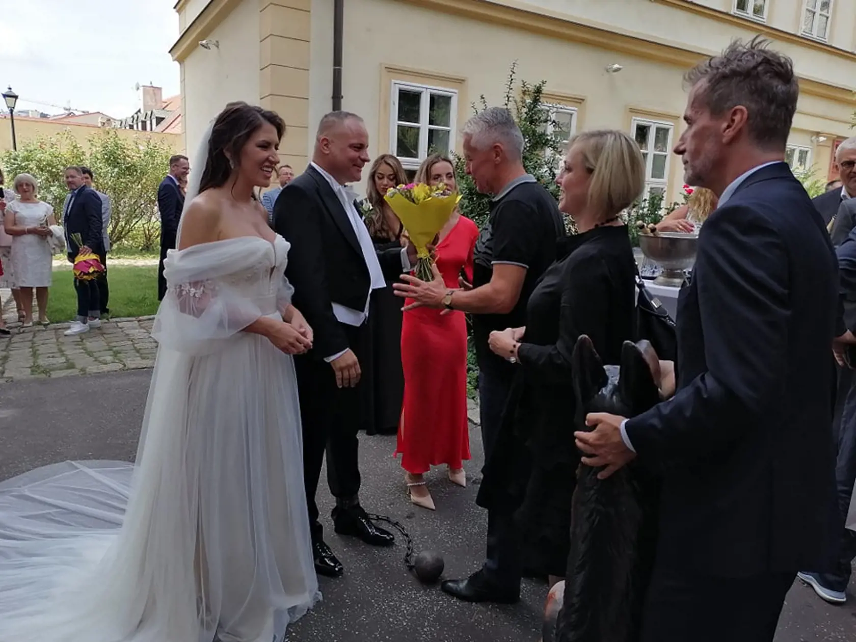 Nevesta Miroslava ohúrila krásnymi šatami.