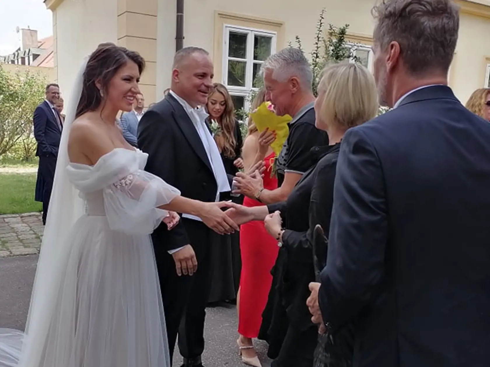 Nevesta Miroslava ohúrila krásnymi šatami.