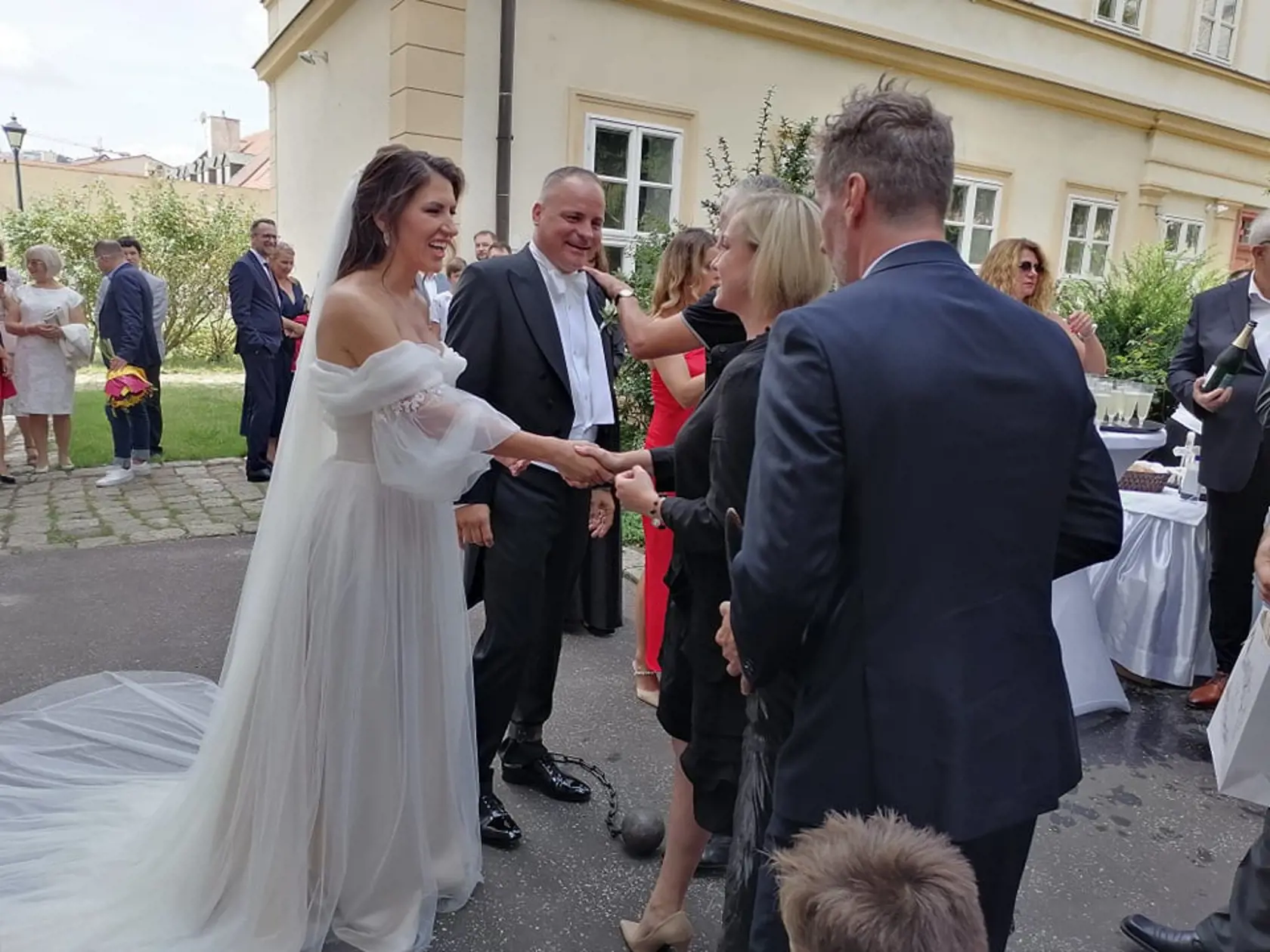 Nevesta Miroslava ohúrila krásnymi šatami.