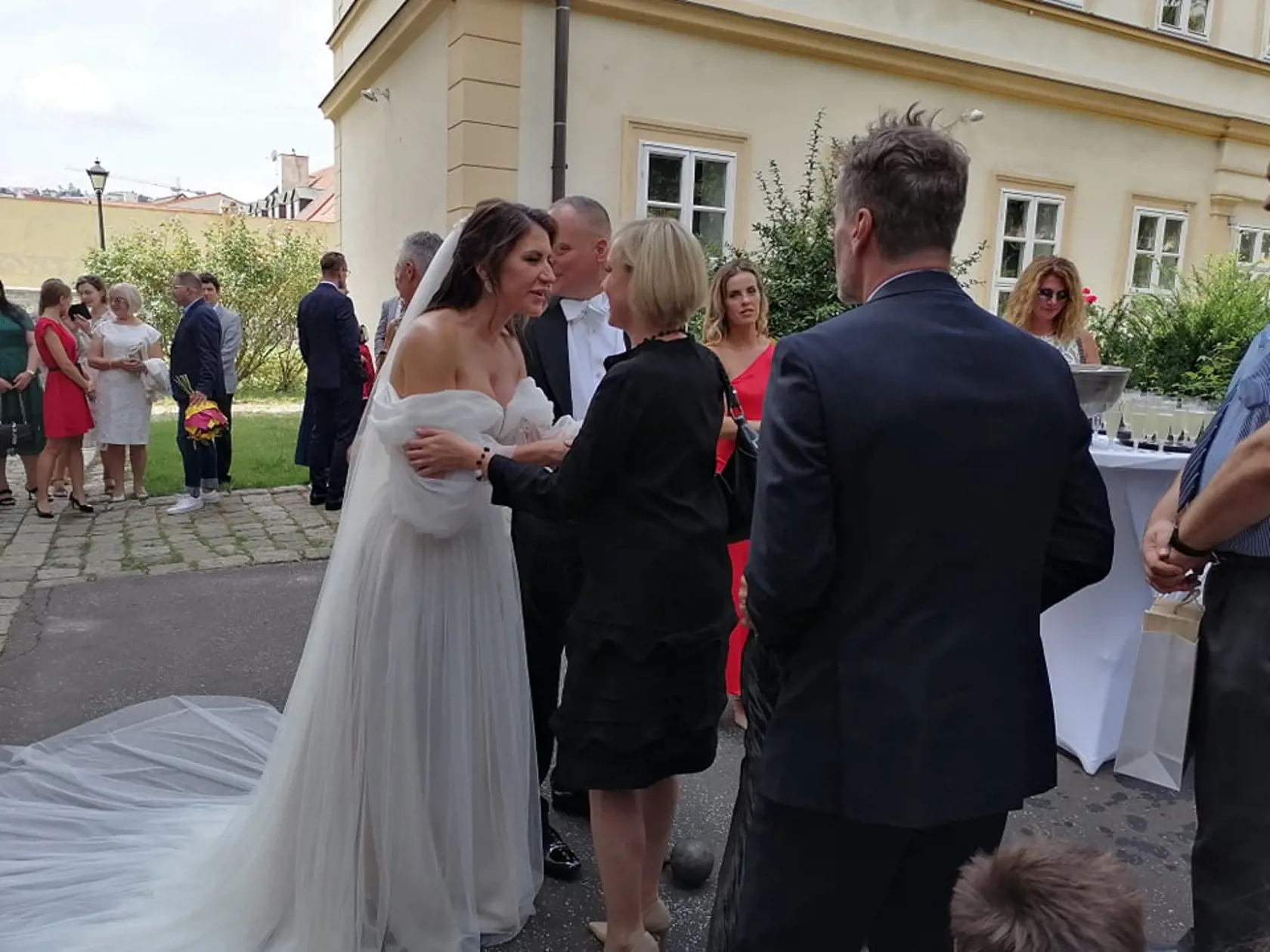 Nevesta Miroslava ohúrila krásnymi šatami.