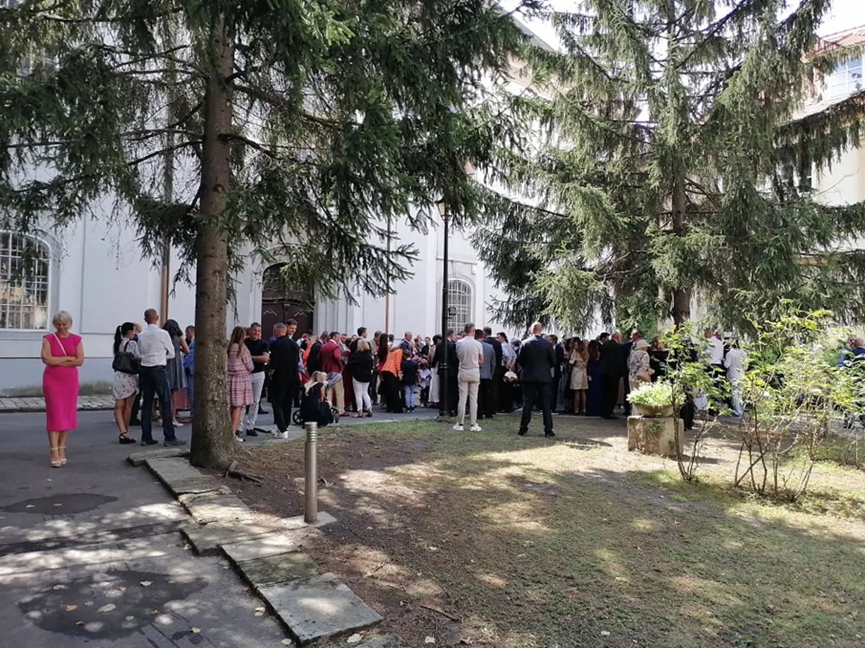Svadobní hostia gratulujú mladomanželom.