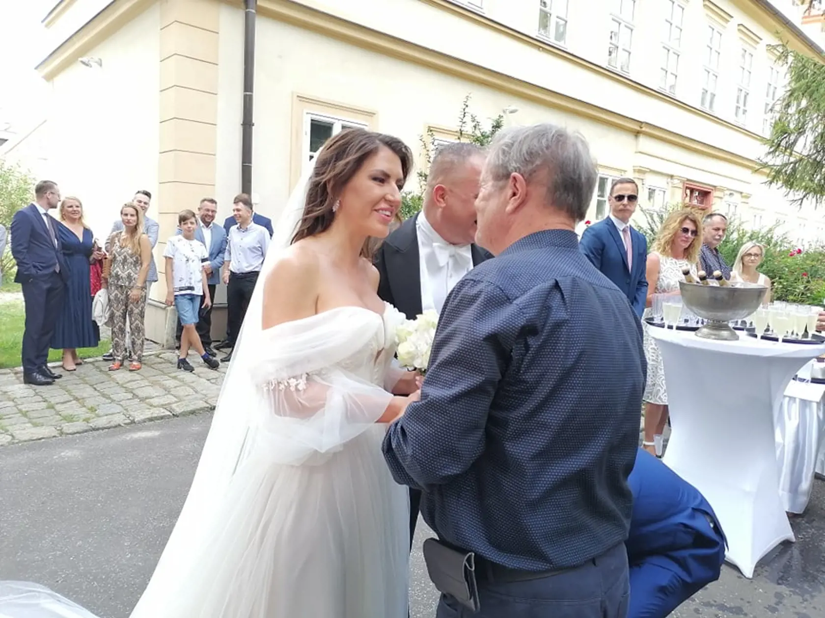 Svadobní hostia gratulujú mladomanželom.