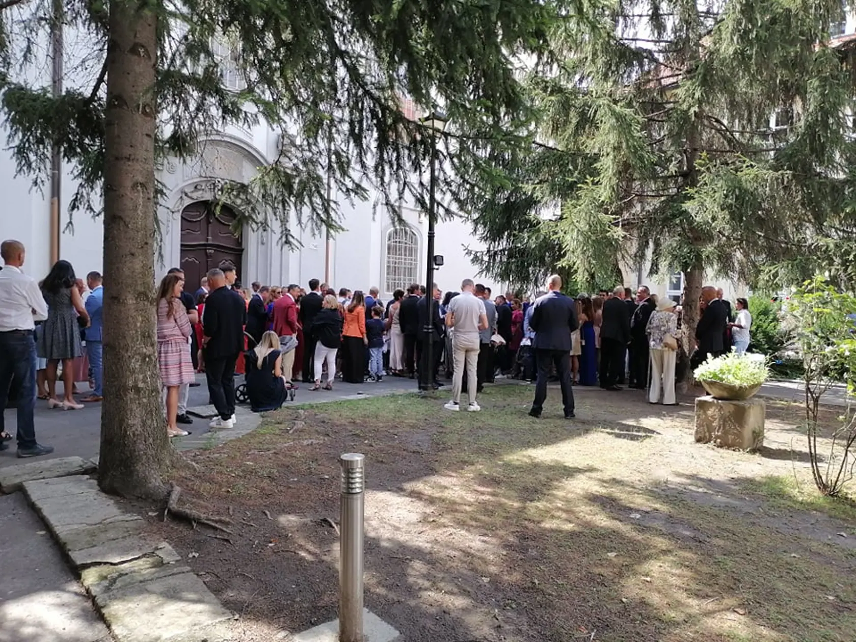 Svadobní hostia gratulujú mladomanželom.