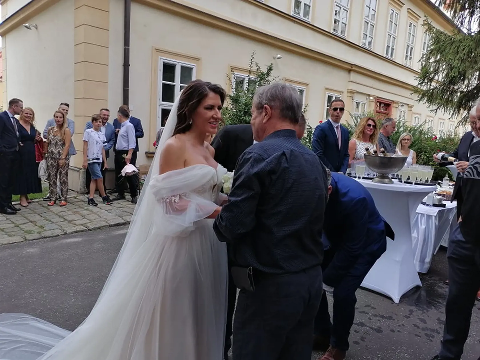 Svadobní hostia gratulujú mladomanželom.