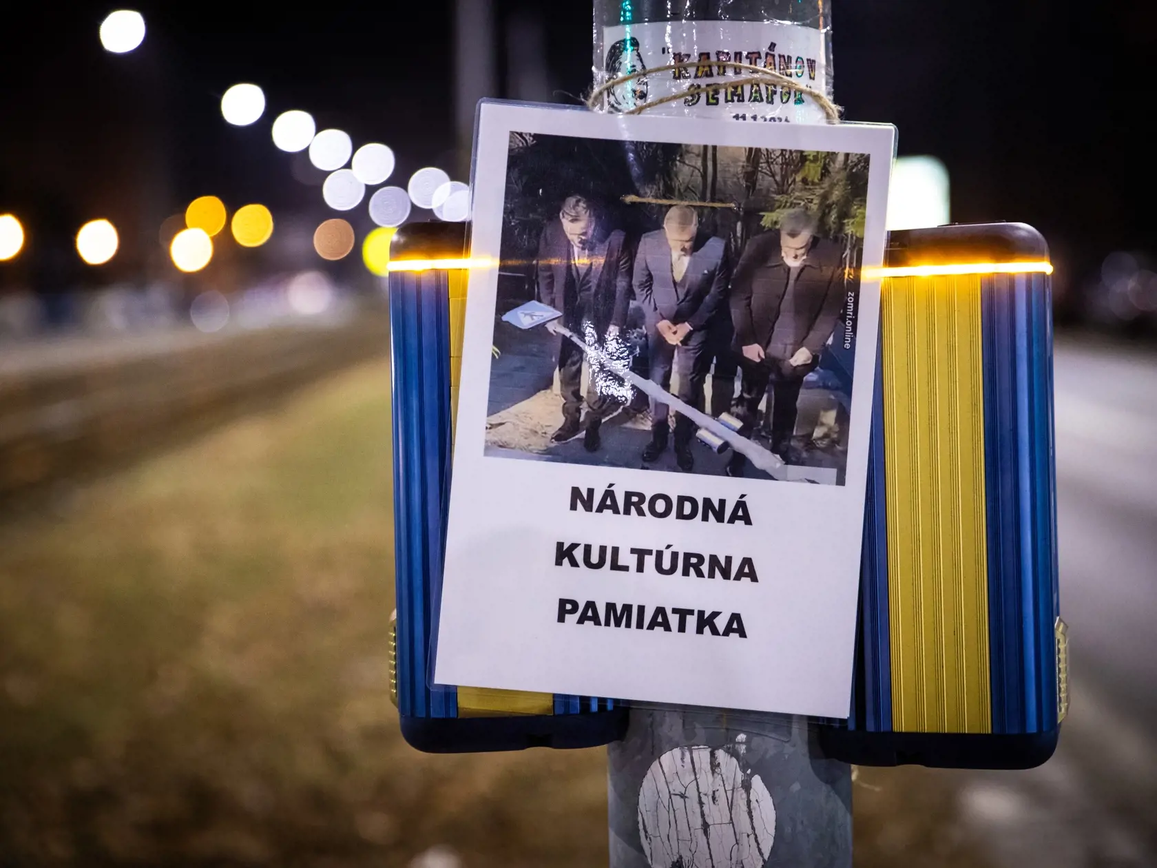 Pod semafor do ktorého narazil autom Andrej Danko ľudia začali nosiť sviečky a kahance.
