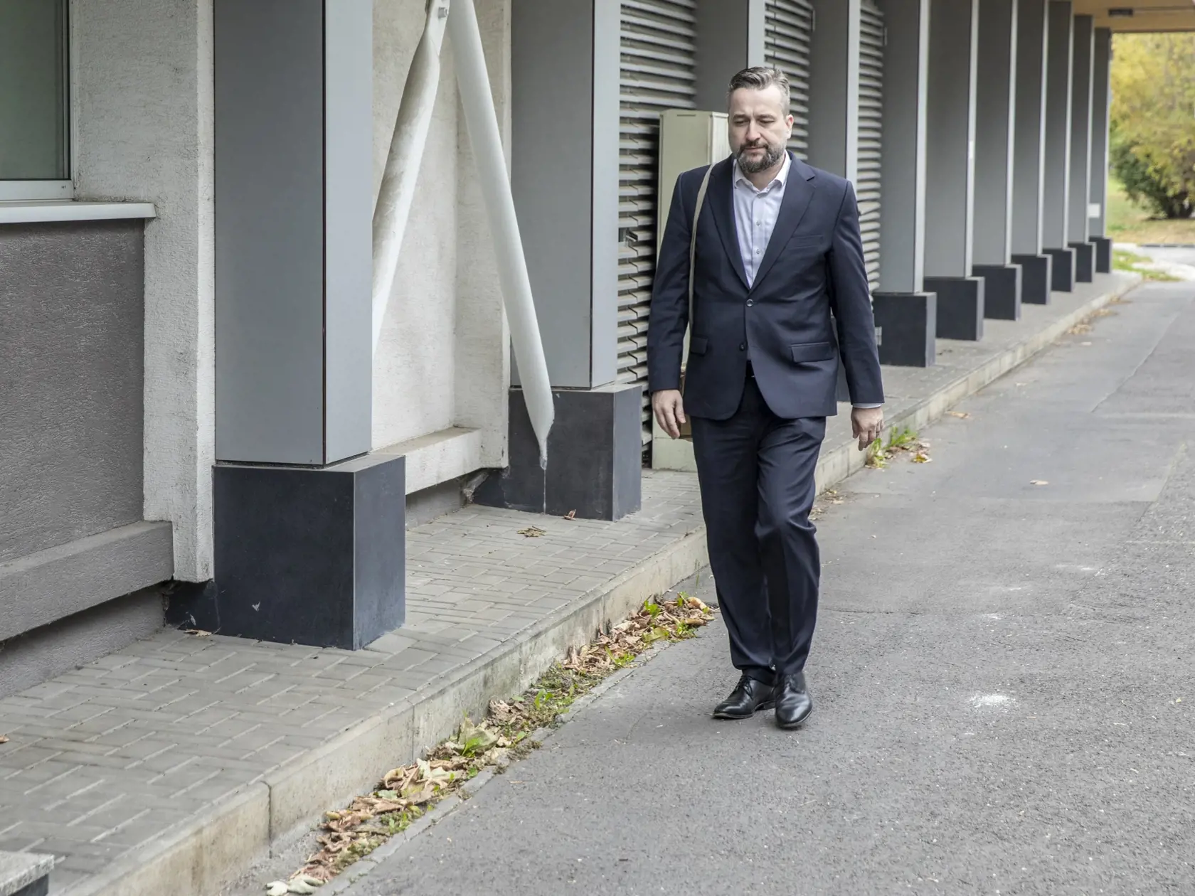 Na snímke je príchod poslancov za stranu SMER - SD na neformálny obed, ktorý sa uskutočnil v centrále strany na Súmračnej ulici. Na fotke je Ľuboš Blaha.