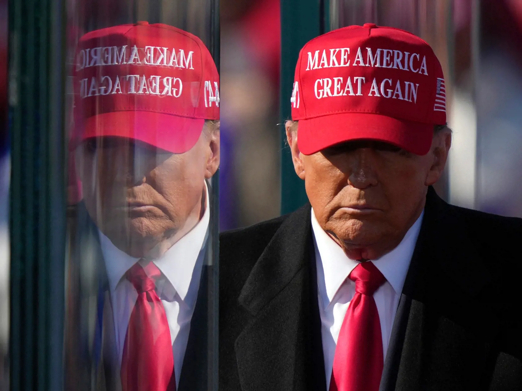 Na archívnej snímke z 3. novembra 2024 bývalý americký prezident a republikánsky kandidát na prezidenta Donald Trump po jeho prejave na predvolebnej kampani v americkom meste Lititz v štáte Pensylvánia. Novozvolený americký prezident sa v sobotu 7. decembra 2024 plánuje zúčastniť oficiálnej ceremónii pri príležitosti opätovného otvorenia katedrály Notre-Dame v Paríži, ktorú v roku 2019 poškodil rozsiahly požiar. Pôjde o jeho prvú zahraničnú cestu po amerických prezidentských voľbách.