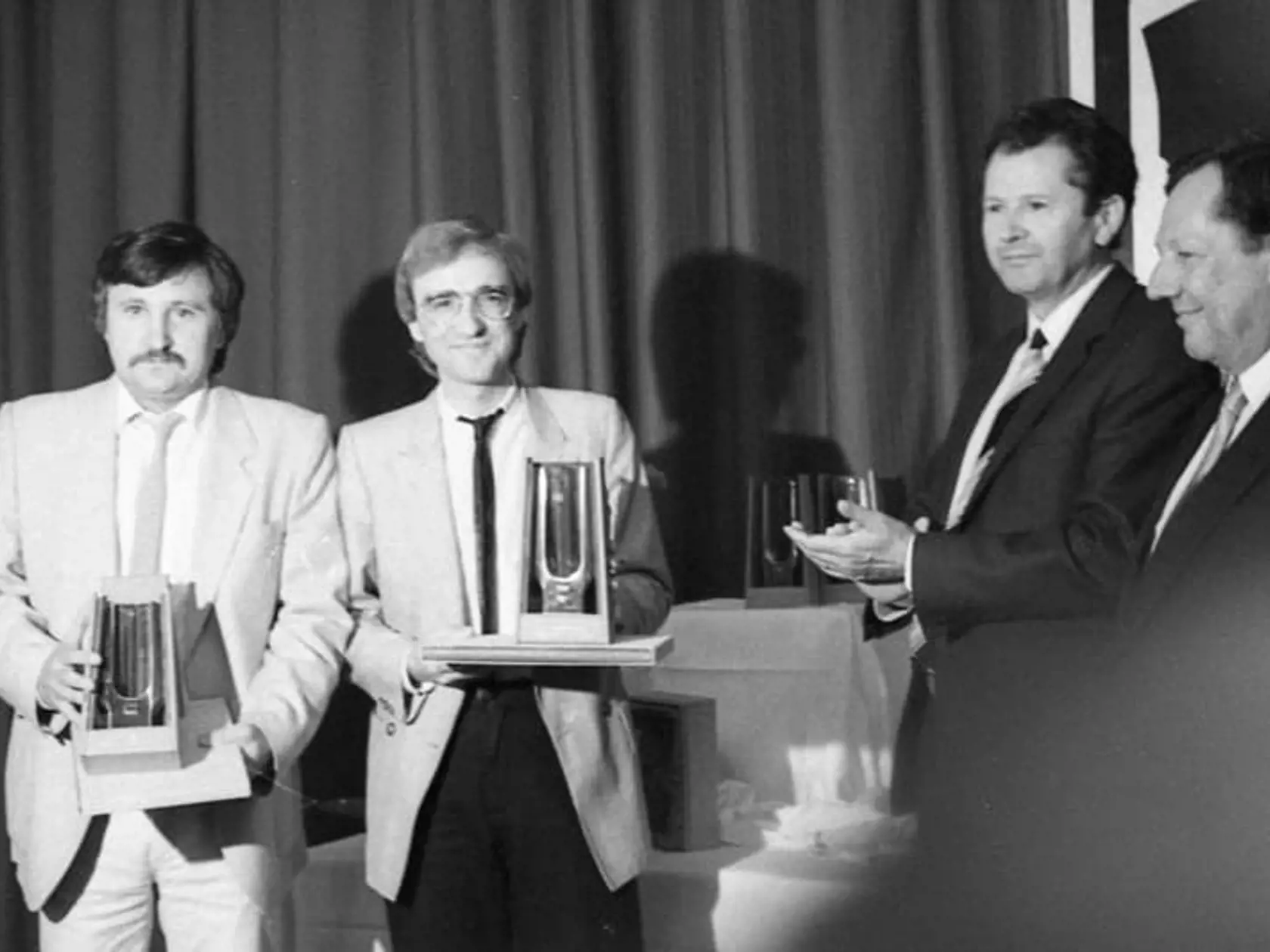 Rok 1982: Bratislavska Lýra - Peteraj a Žbirka preberajú cenu.