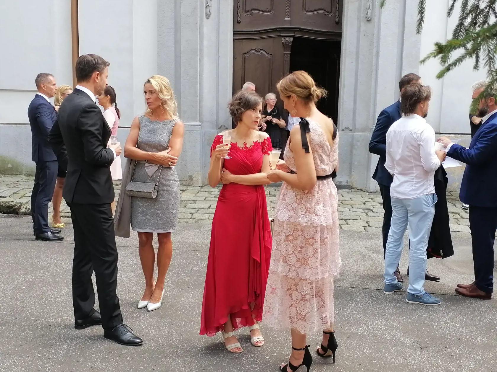 Premiér Eduard Heger v družnom rozhovore pred evanjelickým kostolom. Jeho manželka Lucia Hegerová očarila krásnymi červenými šatami.