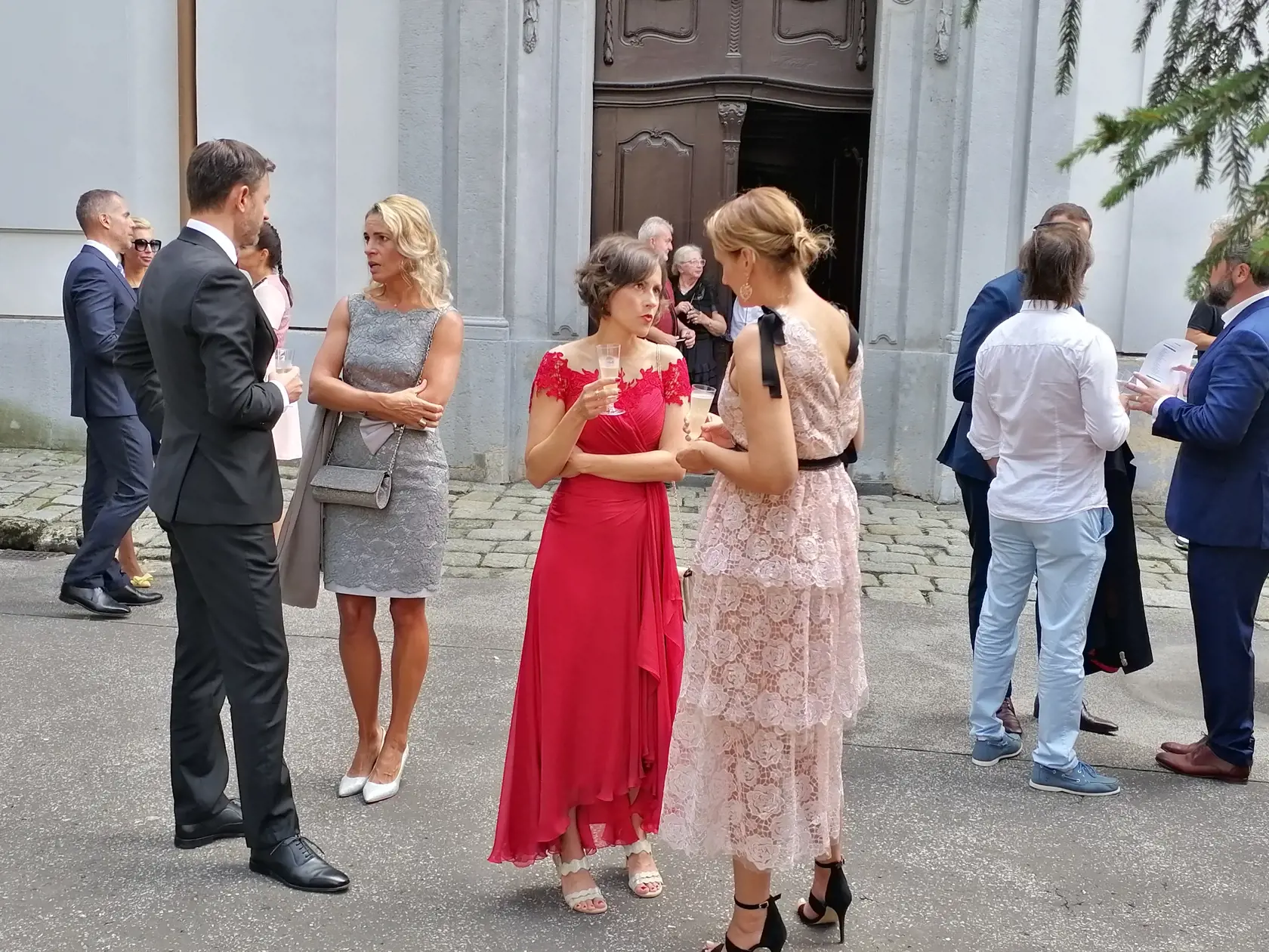 Premiér Eduard Heger v družnom rozhovore pred evanjelickým kostolom. Jeho manželka Lucia Hegerová očarila krásnymi červenými šatami.