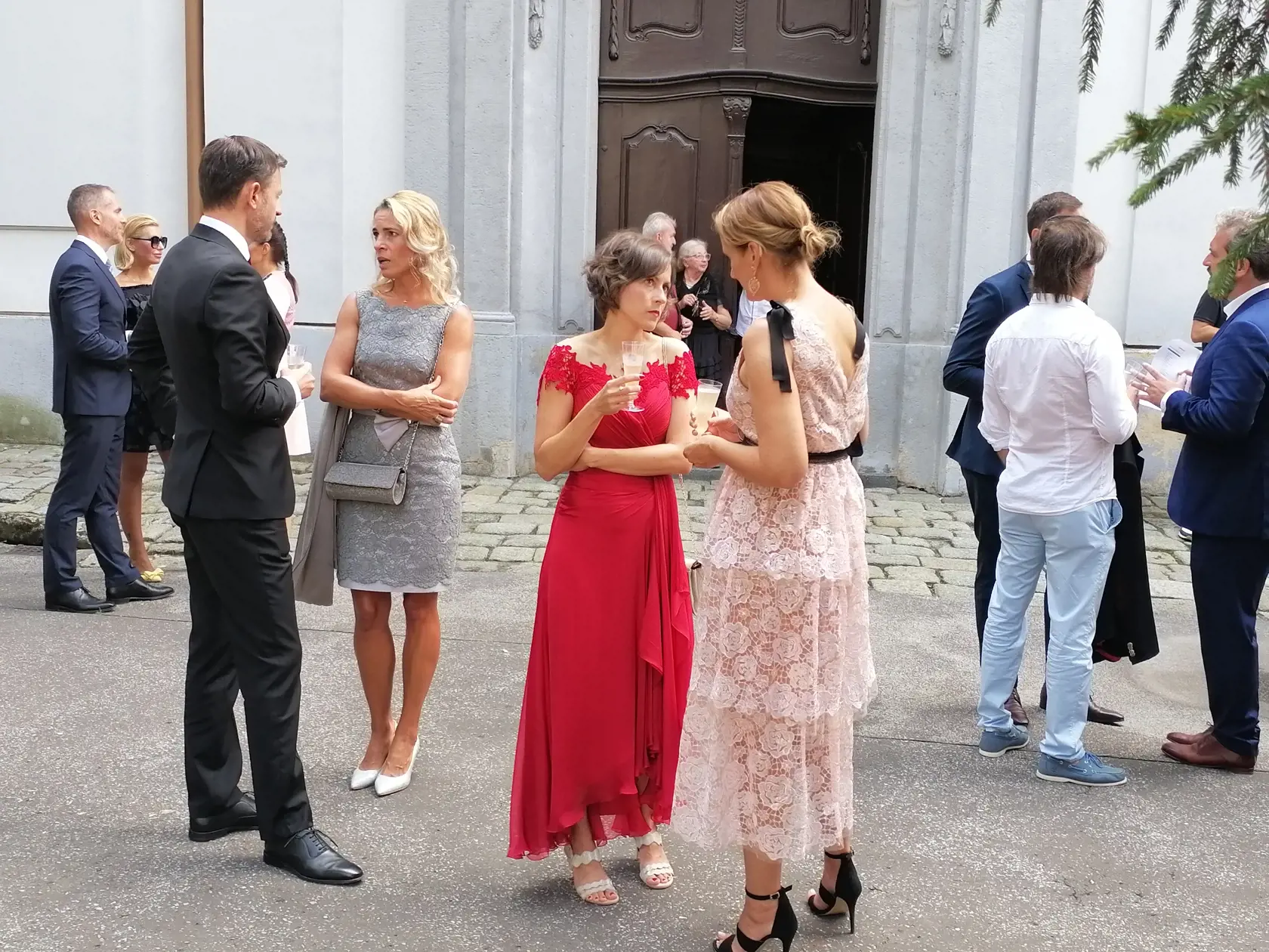 Premiér Eduard Heger v družnom rozhovore pred evanjelickým kostolom. Jeho manželka Lucia Hegerová očarila krásnymi červenými šatami.