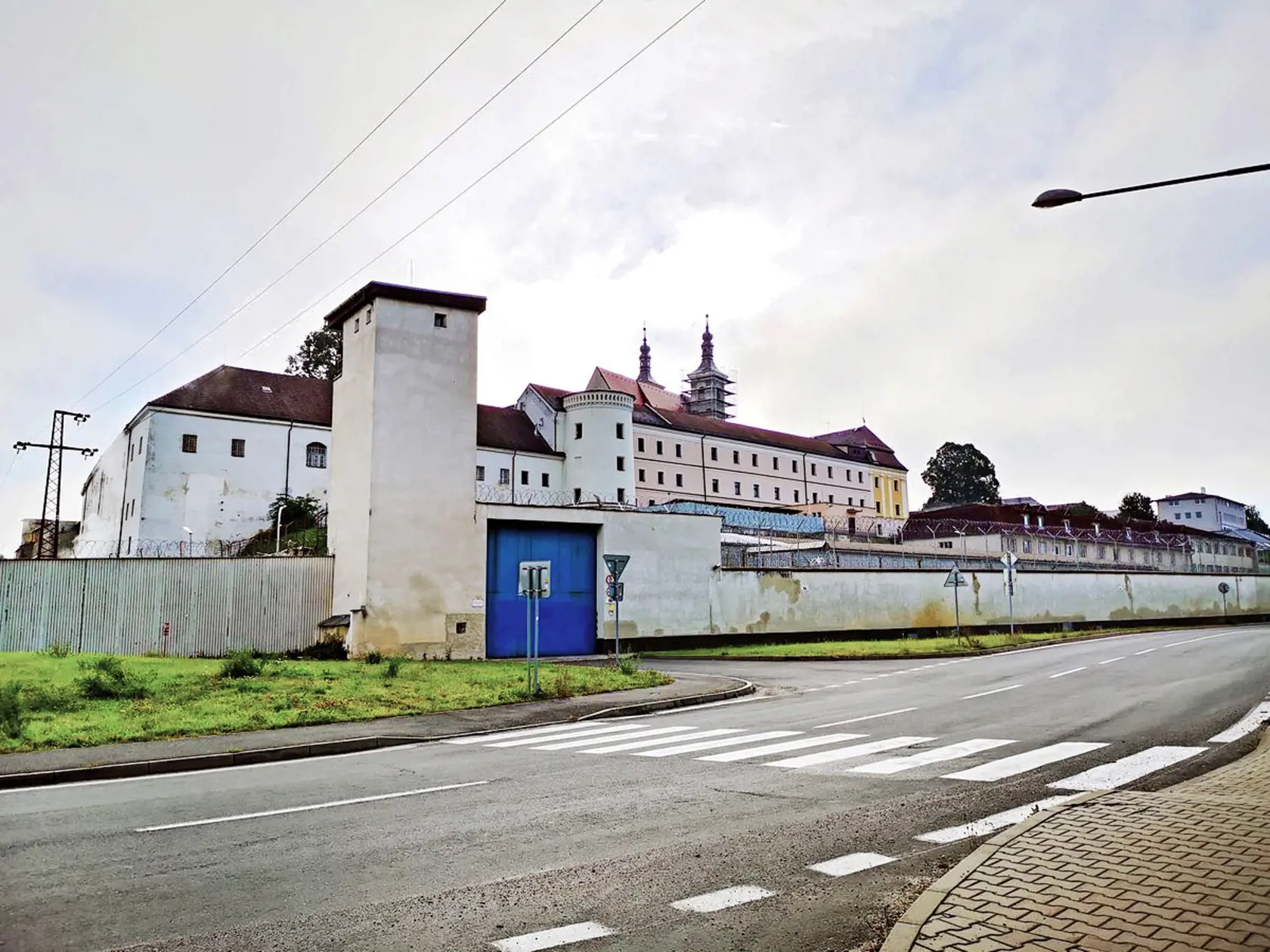 Podľa Zboru väzenskej a justičnej stráže sa vo väzniciach nachádza 8195 väznených osôb. Z toho je 1057 obvinených a 7138 odsúdených. V súčasnosti sa vo výkone väzby a výkone trestu odňatia slobody nachádza 22 mladistvých osôb a 372 cudzincov. Sviatky sú pre väzňov náročné a preto sa im väzenský personál snaží vždy pripraviť bohatý program. (Na fotke je väznica v Ilave)