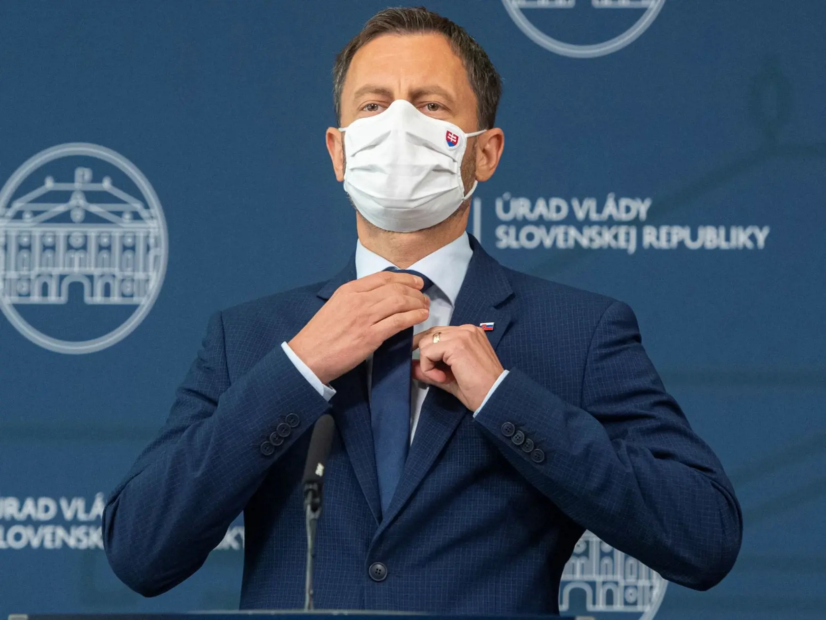 Na snímke je predseda vlády SR Eduard Heger (OĽaNO) počas tlačovej konferencie.