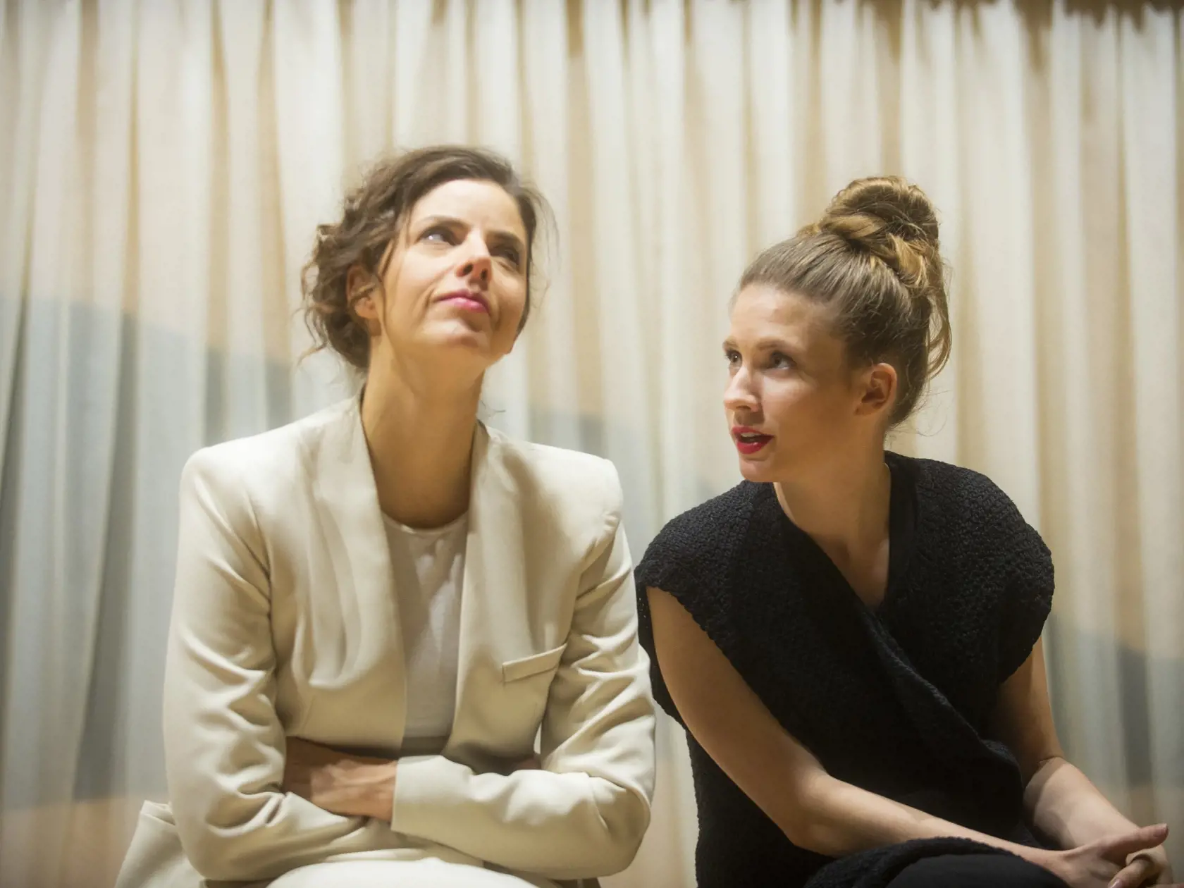 Na snímke herečky, zľava Ivana Kuxová a Jana Kovalčíková počas tlačovej konferencie k premiére divadelnej hry americkej dramatičky Sarah Ruhlovej pod názvom Čistý dom 3. novembra 2022 v Bratislave. FOTO TASR - Jakub Kotian