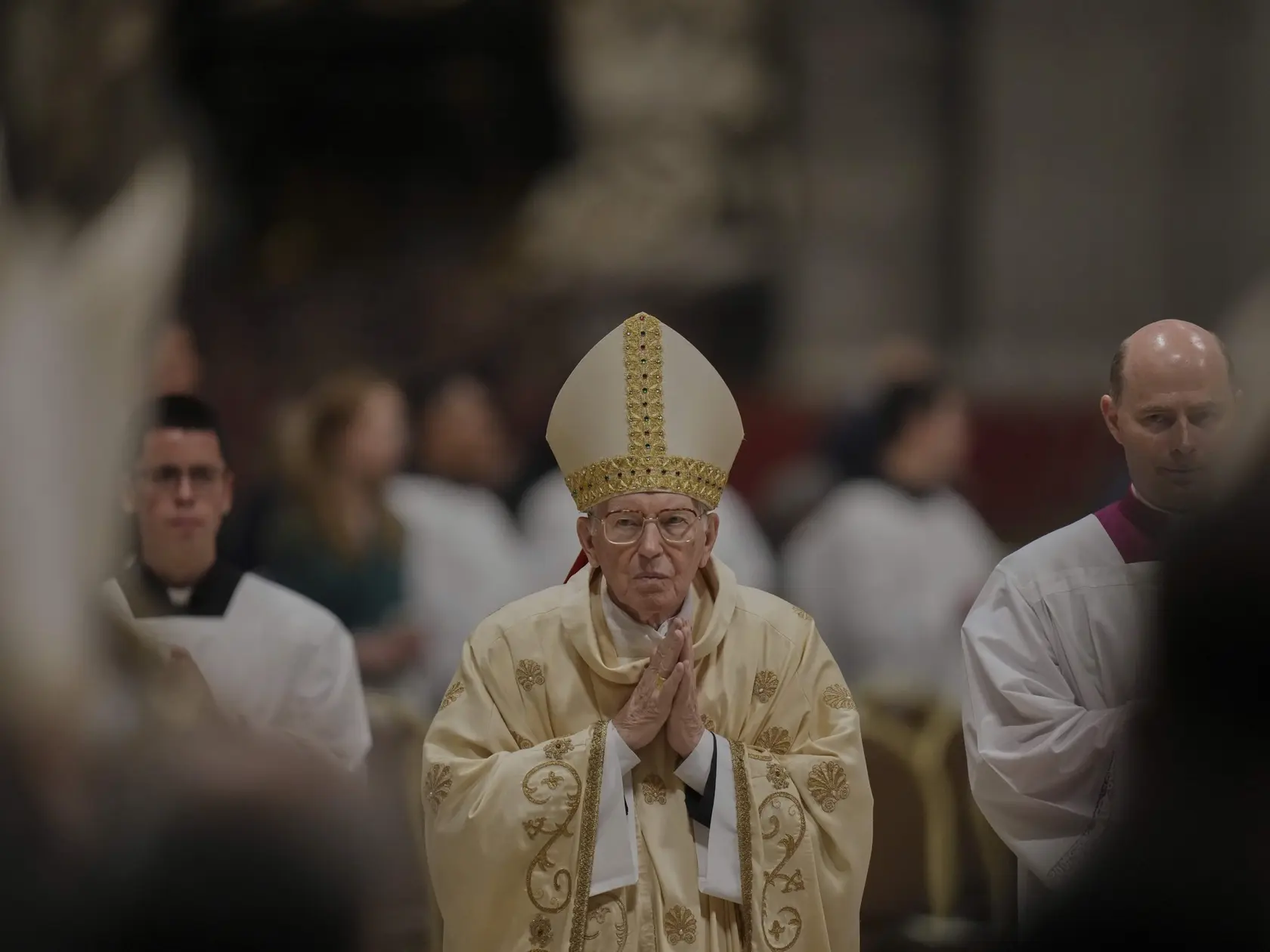 91-ročný kardinál Giovanni Battista Re povedie pohreb pápeža Františka. Na snímke počas veľkonočnej vigílie na Bielu sobotu v Bazilike sv. Petra vo Vatikáne 19. apríla 2025. FOTO TASR/AP 
Dean of the College of Cardinals Giovanni Battista Re leads the Easter vigil inside St. Peter's Basilica at the Vatican, Saturday, April 19, 2025. (AP Photo/Alessandra Tarantino)