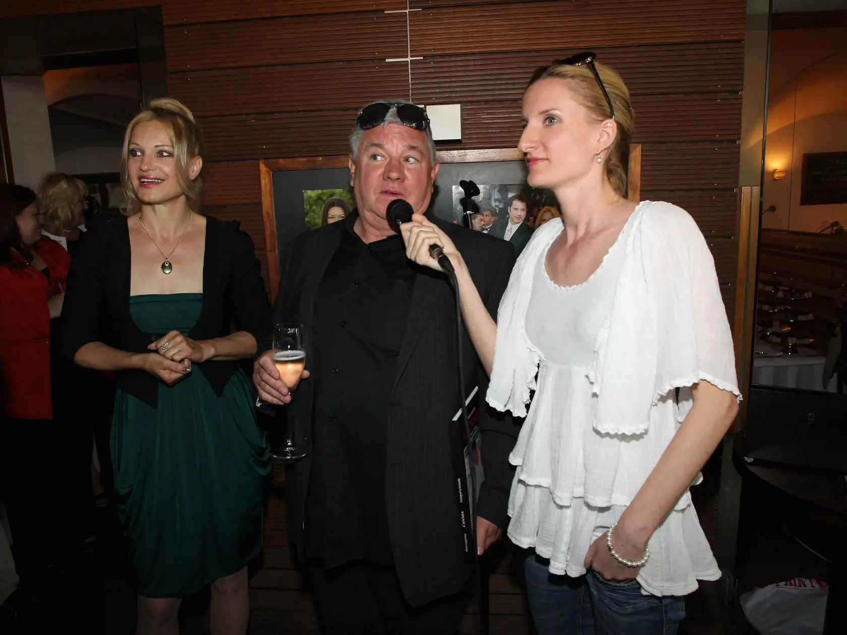 Krst knihy fotografii Petra Leginskeho z 13 festivaloch v Cannes
krstny otec bol Milan Lasica moderovala Adela Banasova
