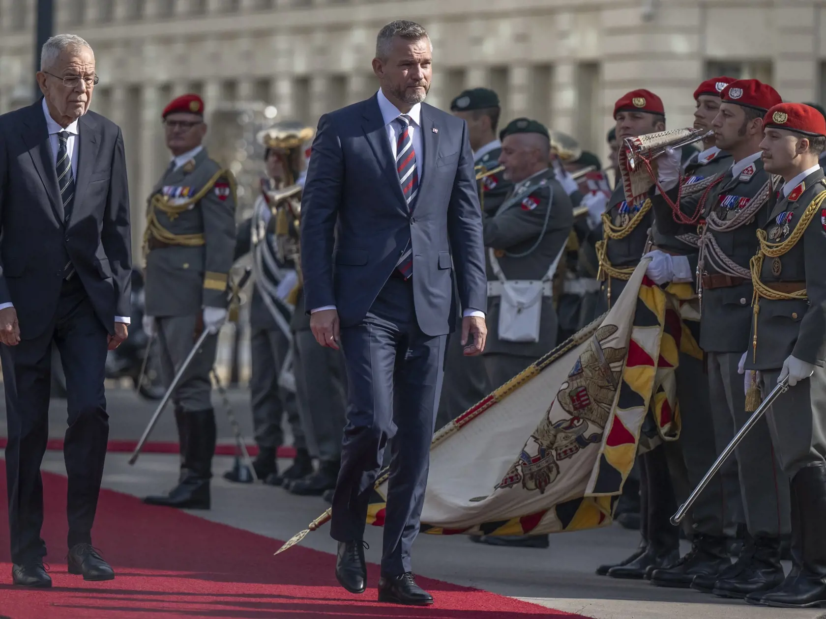 Na snímke vpravo prezident SR Peter Pellegrini a vľavo rakúsky spolkový prezident Alexander Van der Bellen počas oficiálnej návštevy Rakúska 11. septembra 2024 vo Viedni.