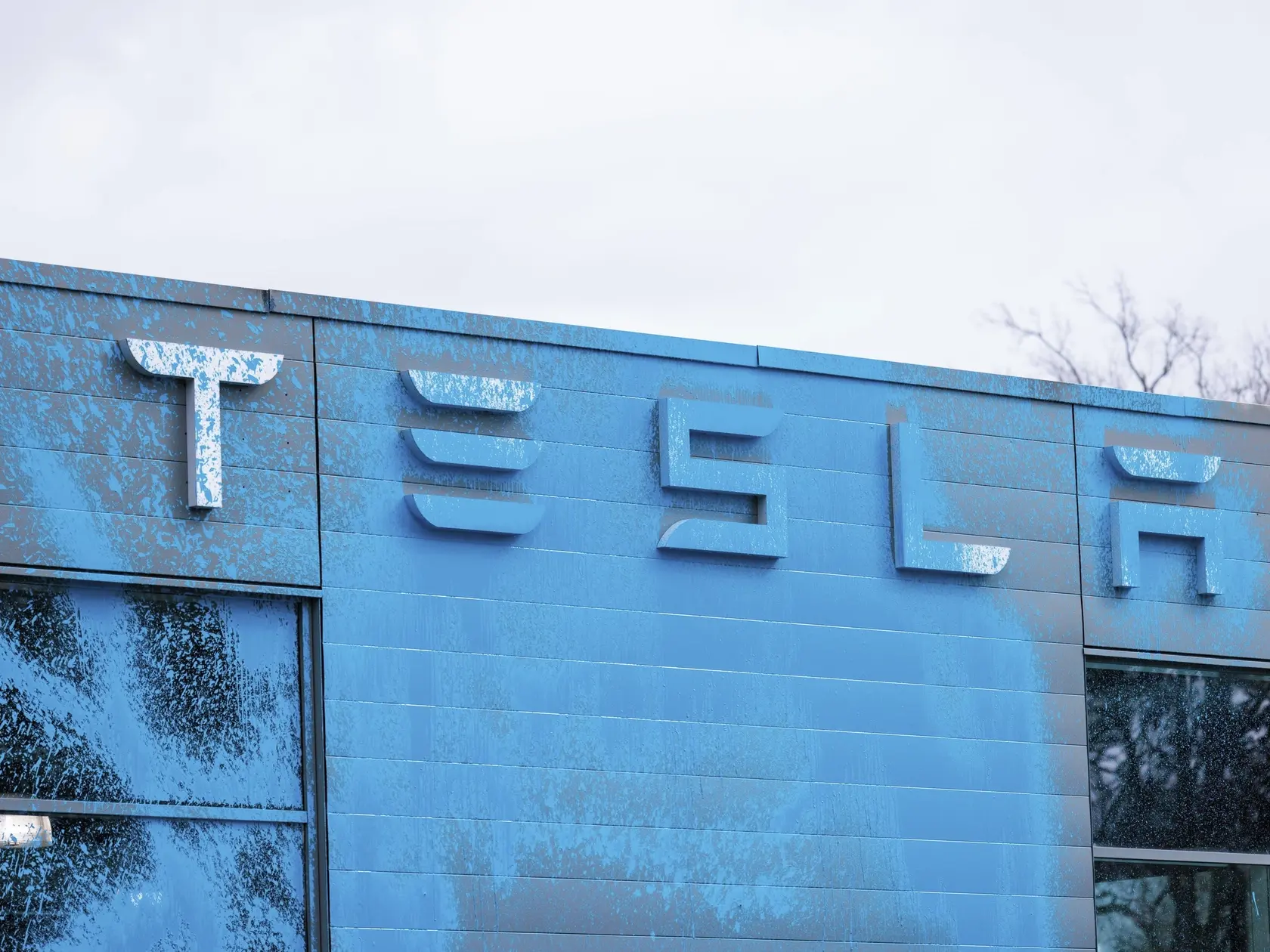 Akcie výrobcu elektromobilov si v pondelok okolo 17.40 h SELČ odpisovali približne 7 % a stali sa tak jedným z najstratovejších titulov v rámci indexu Nasdaq, ktorému dominujú technologické spoločnosti. TASR o tom informuje na základe správy agentúry DPA.