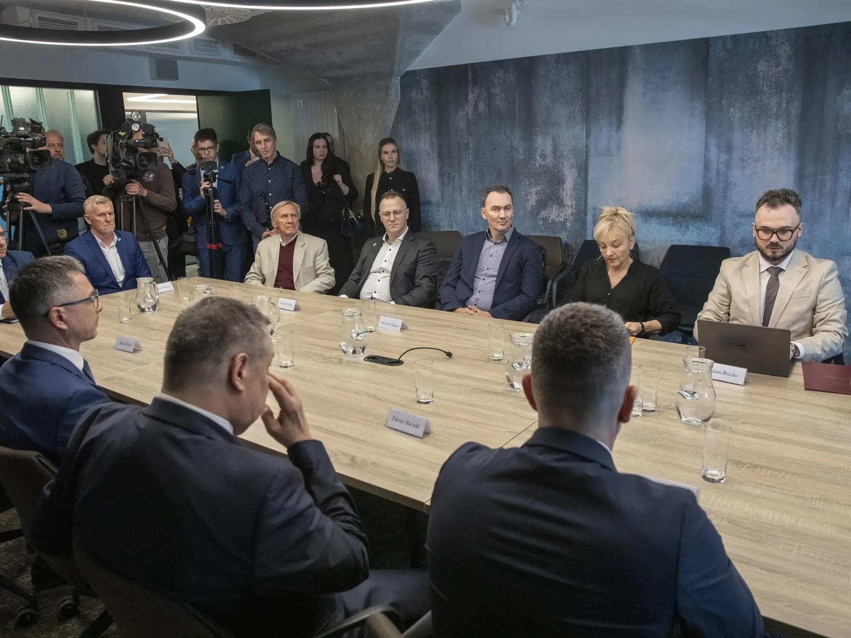 Na snimke je prvé zasadnutie Rady pre šport ministra Cestovného ruchu a športu Rudolfa Huliaka.
Minister Rudolf Huliak predstavuje Radu ministra pre šport.